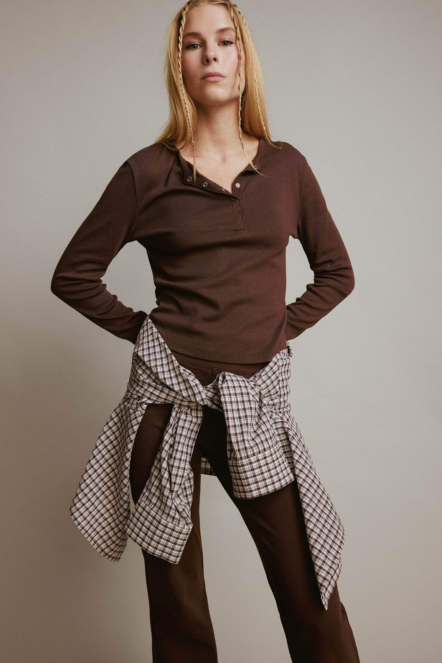 تيشيرت ردن طويل سليم فيت مخصر بياخة بأزرار