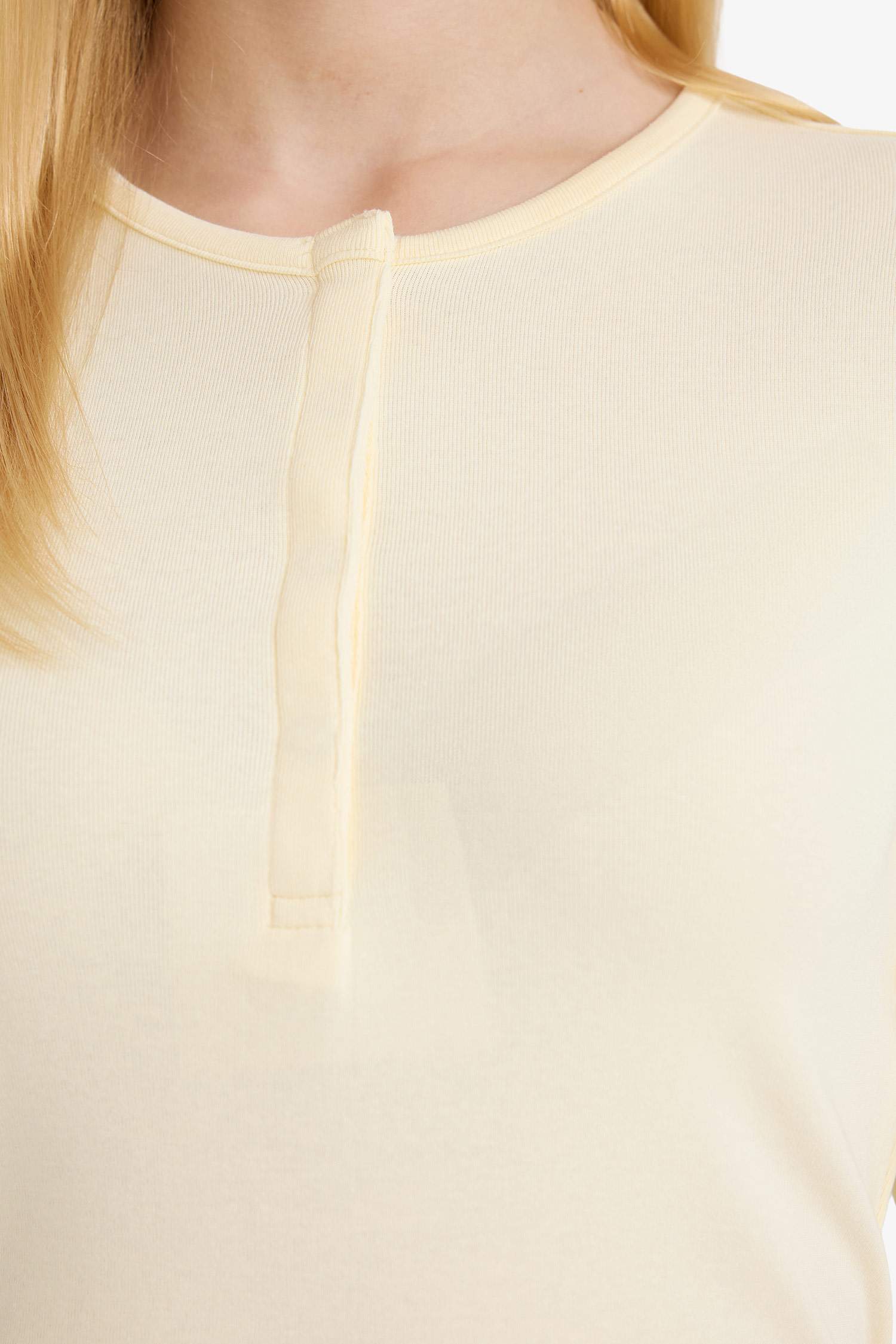 Лонгслив в рубчик с пуговицами на воротнике Fitted