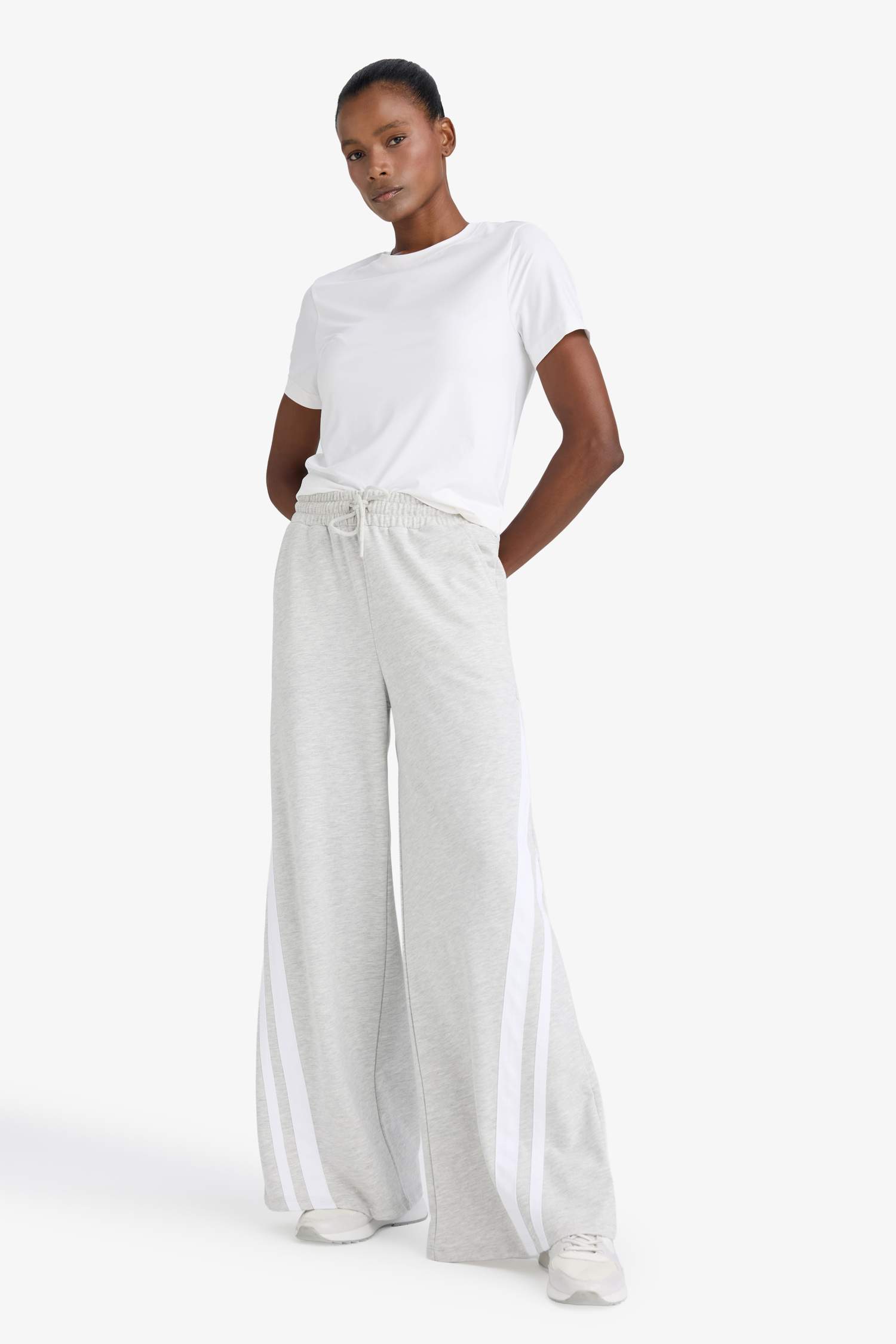 DeFactoFit Wide Leg Geniş Paça Şeritli Standart Boy Sporcu Pantolon