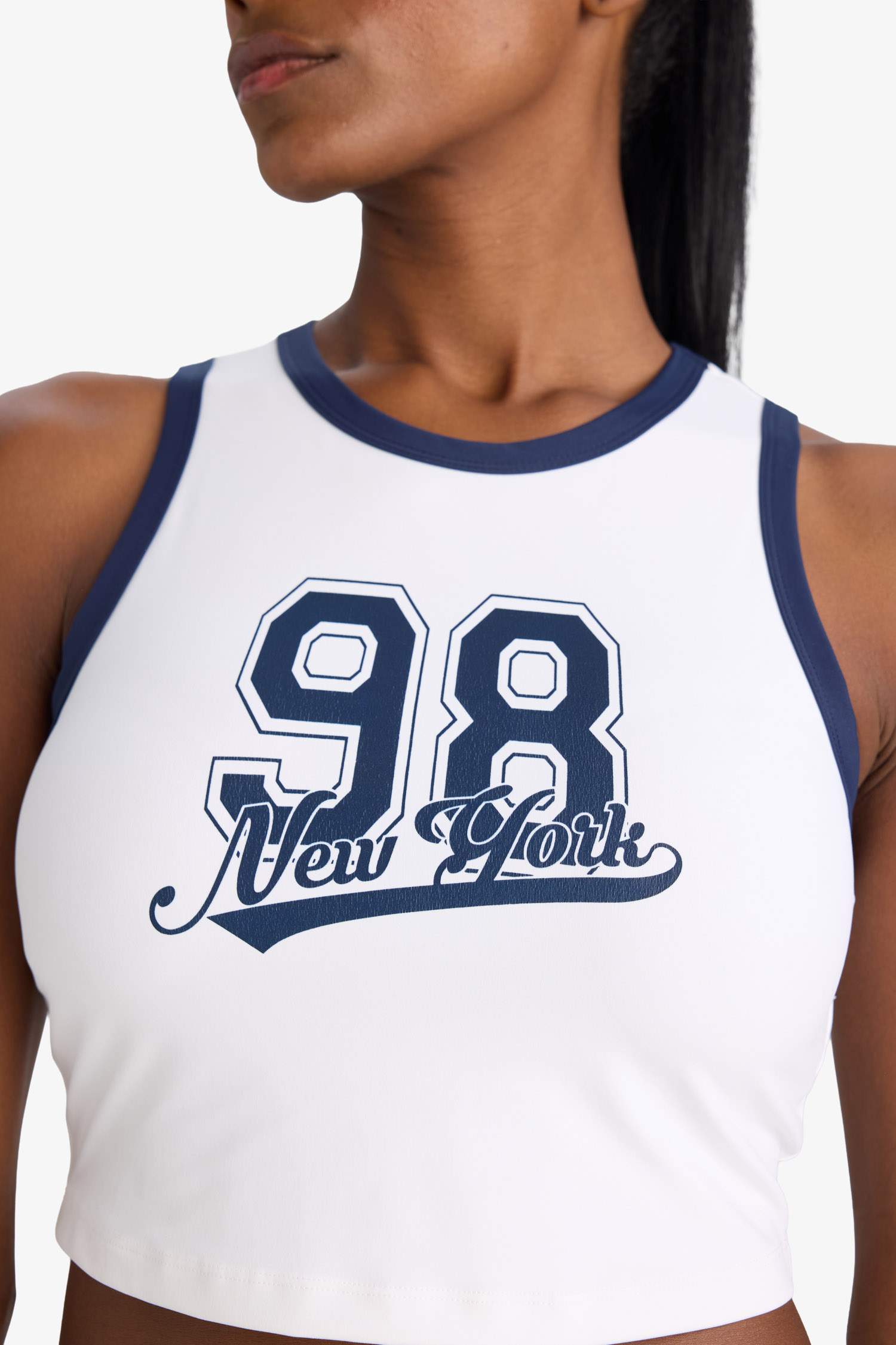 كروب توب رياضي برقبة مستديرة بطبعة شعار من DeFactoFit