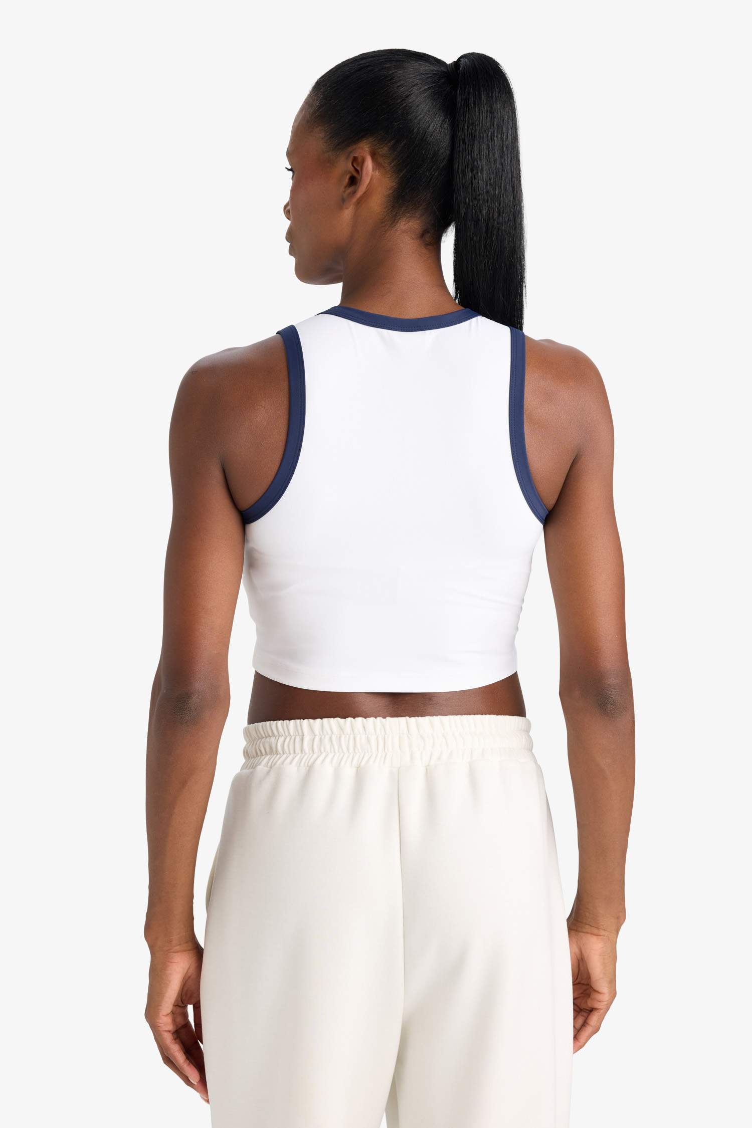 كروب توب رياضي برقبة مستديرة بطبعة شعار من DeFactoFit