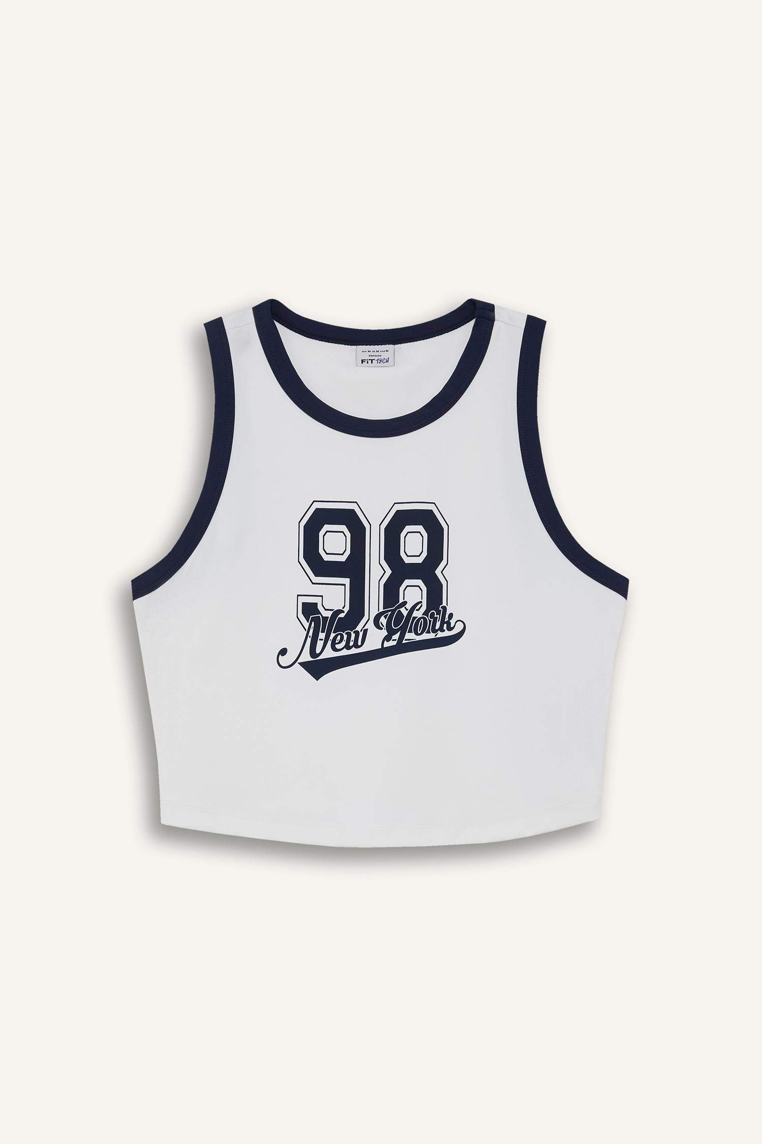 كروب توب رياضي برقبة مستديرة بطبعة شعار من DeFactoFit