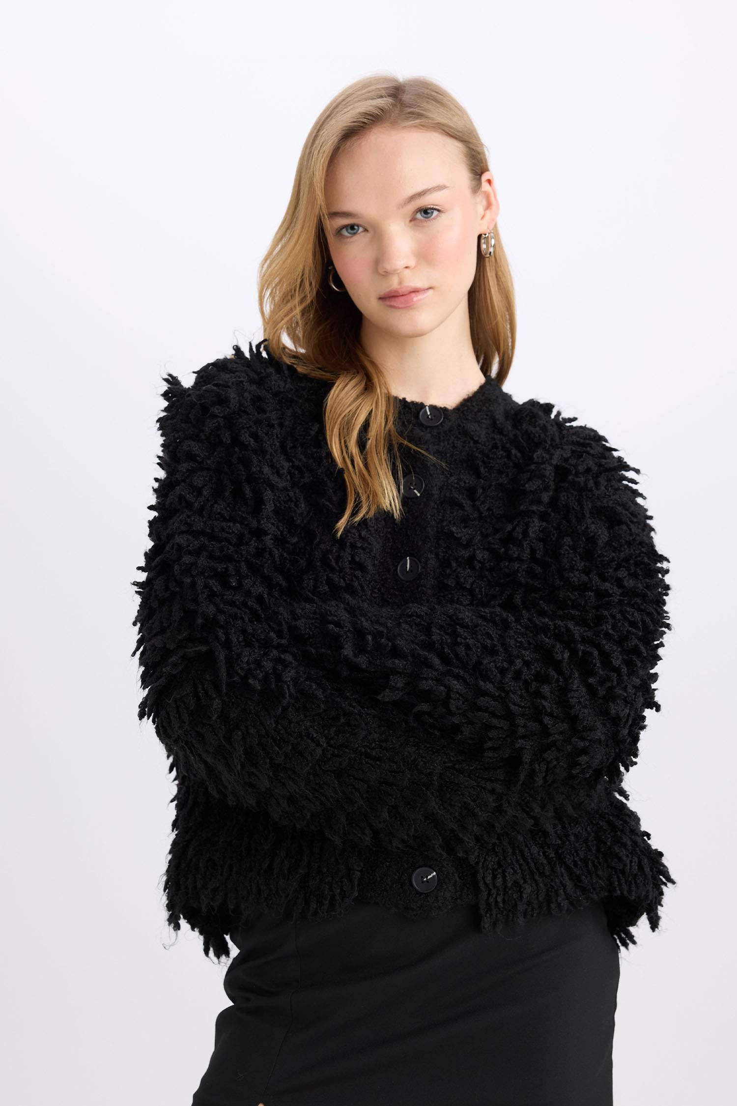 جاكيت تريكو مكشكش قصة عادية بياخة مستديرة