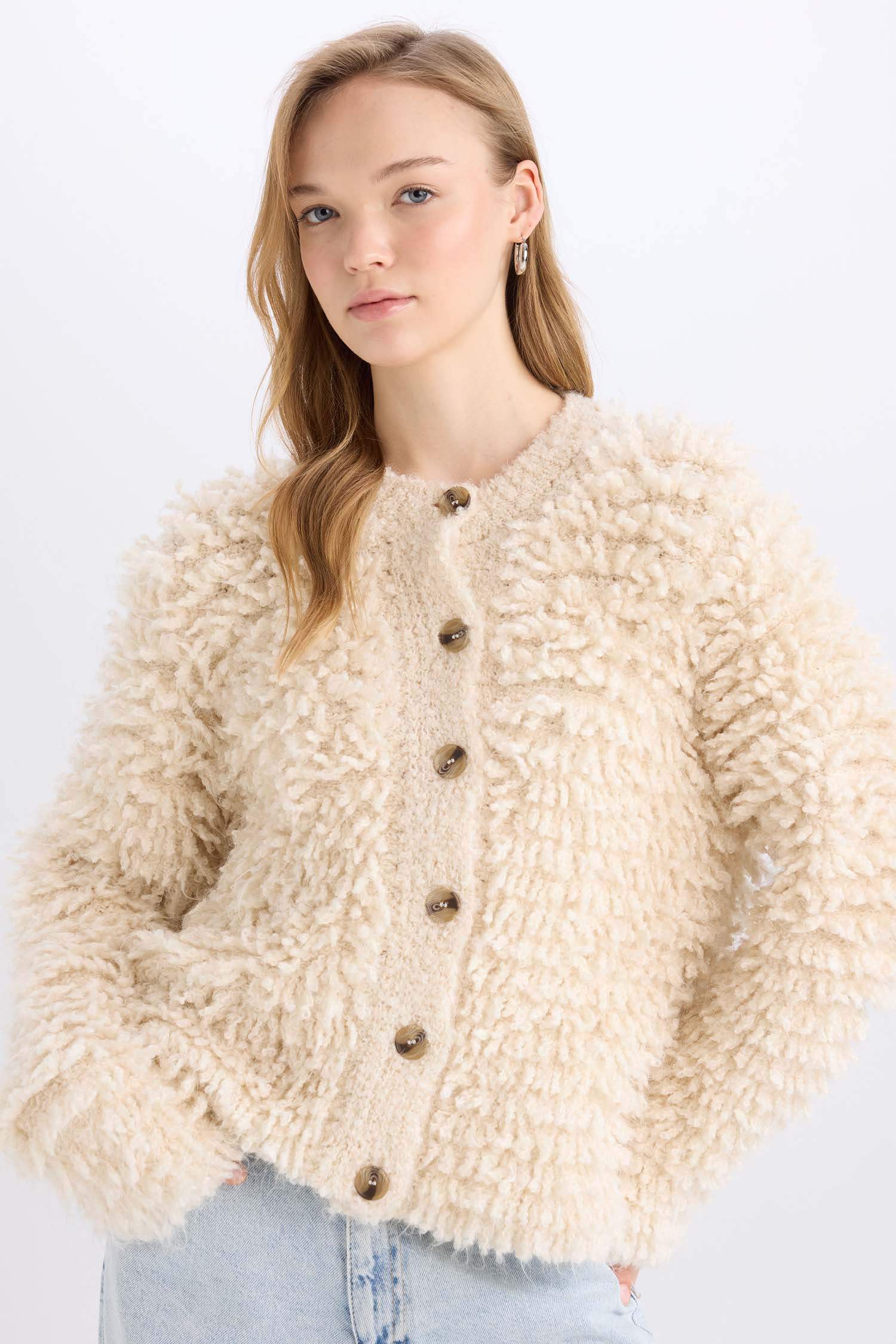 Regular Fit Bisiklet Yaka Püsküllü Düğmeli Triko Hırka