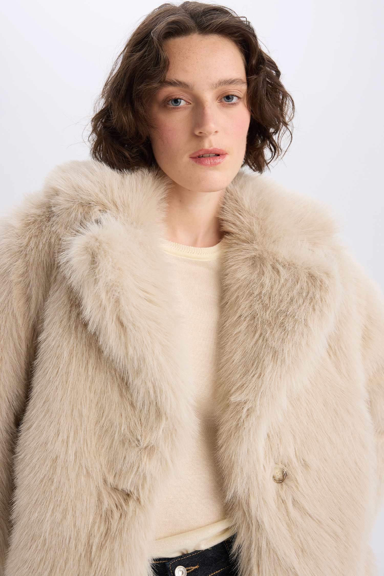 Regular Fit Kruvaze Yaka Çıtçıtlı Kısa Suni Kürk Mont