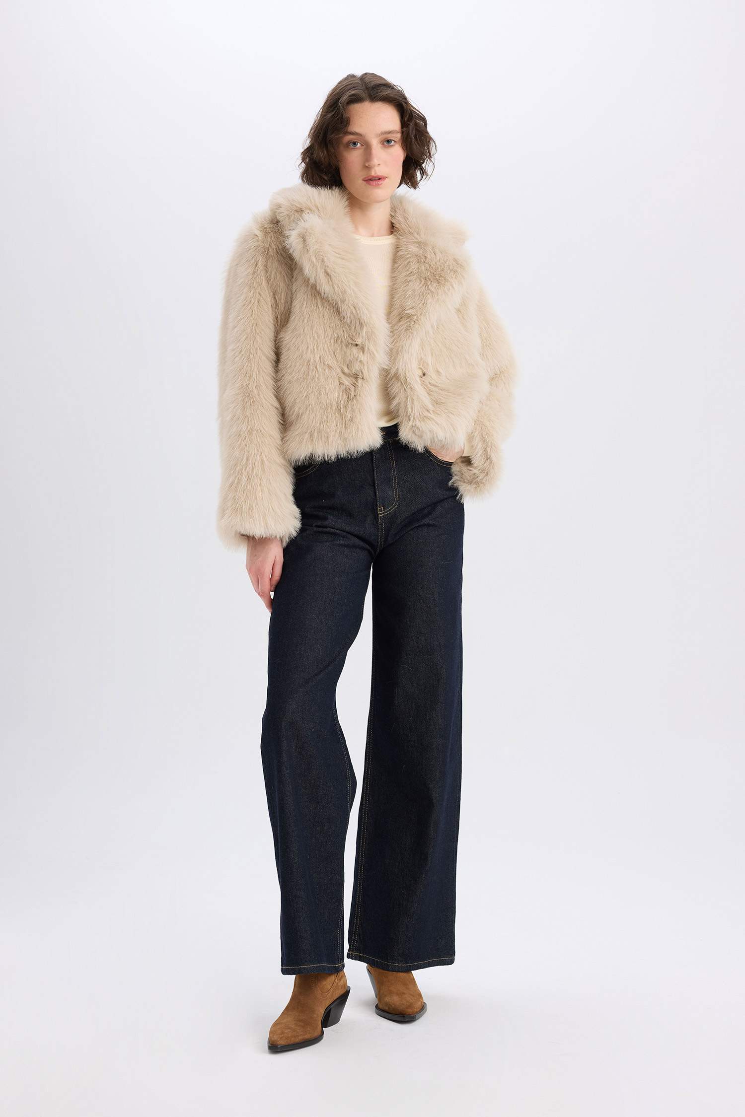 Regular Fit Kruvaze Yaka Çıtçıtlı Kısa Suni Kürk Mont