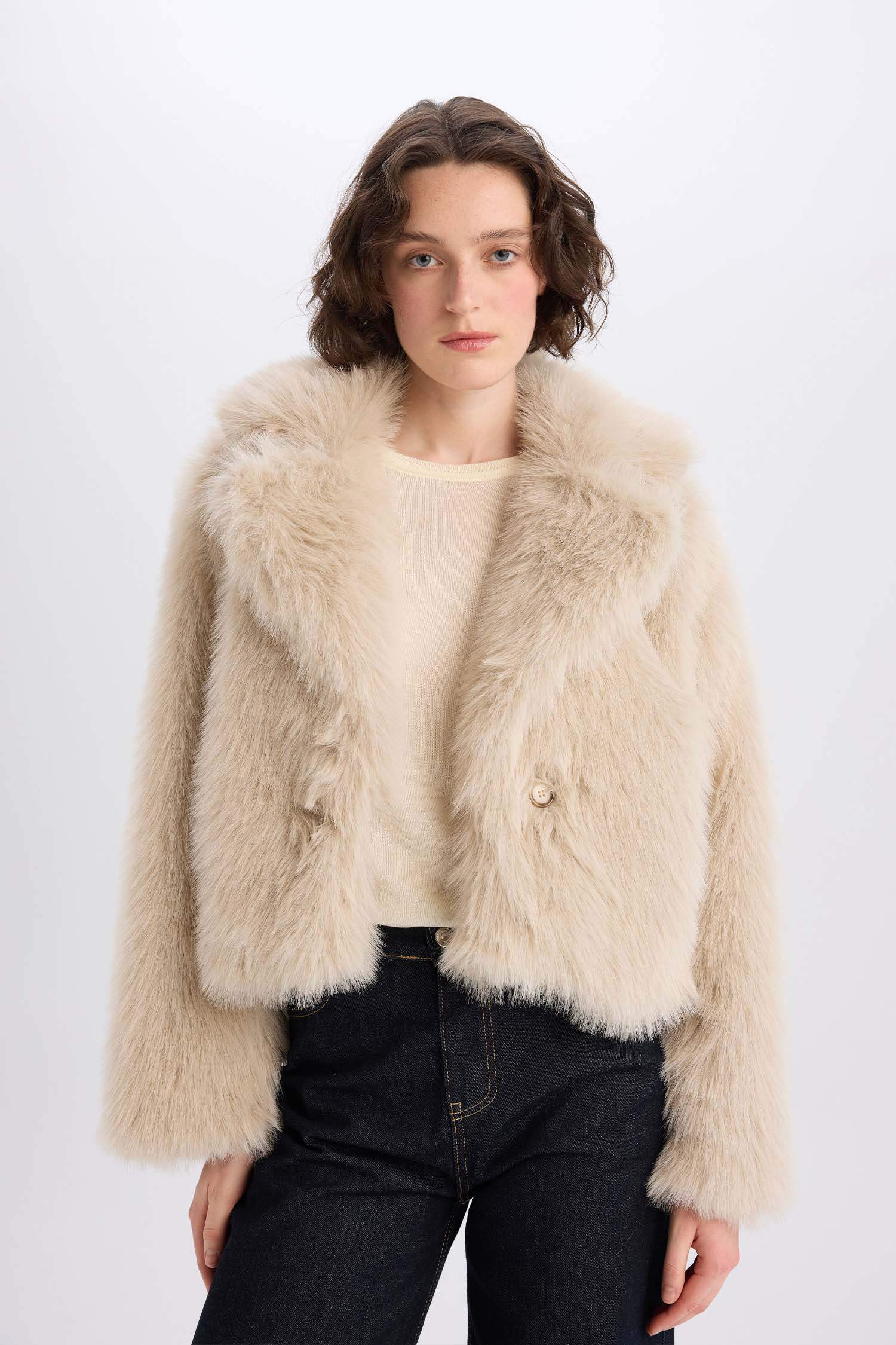 Regular Fit Kruvaze Yaka Çıtçıtlı Kısa Suni Kürk Mont