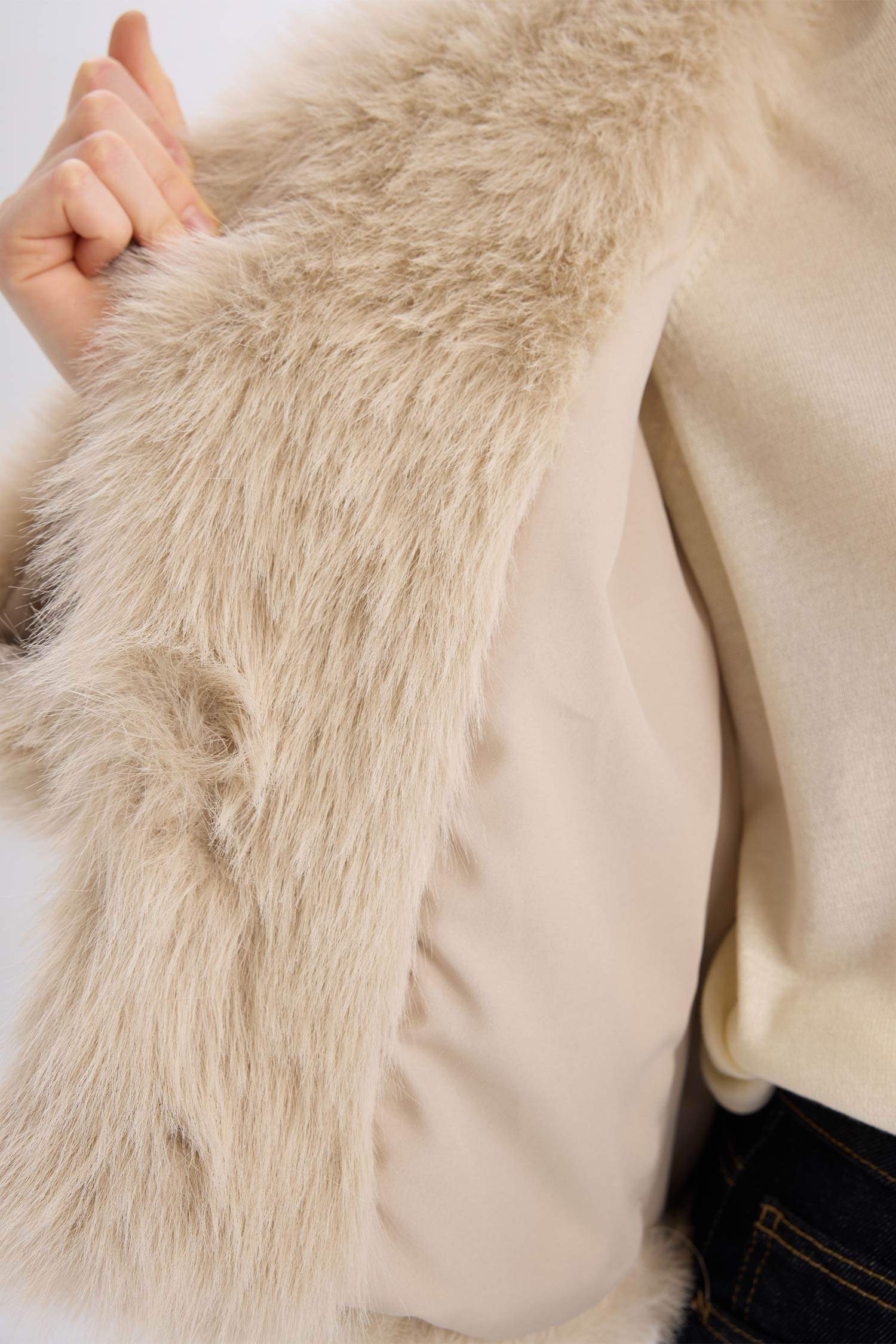 Regular Fit Kruvaze Yaka Çıtçıtlı Kısa Suni Kürk Mont