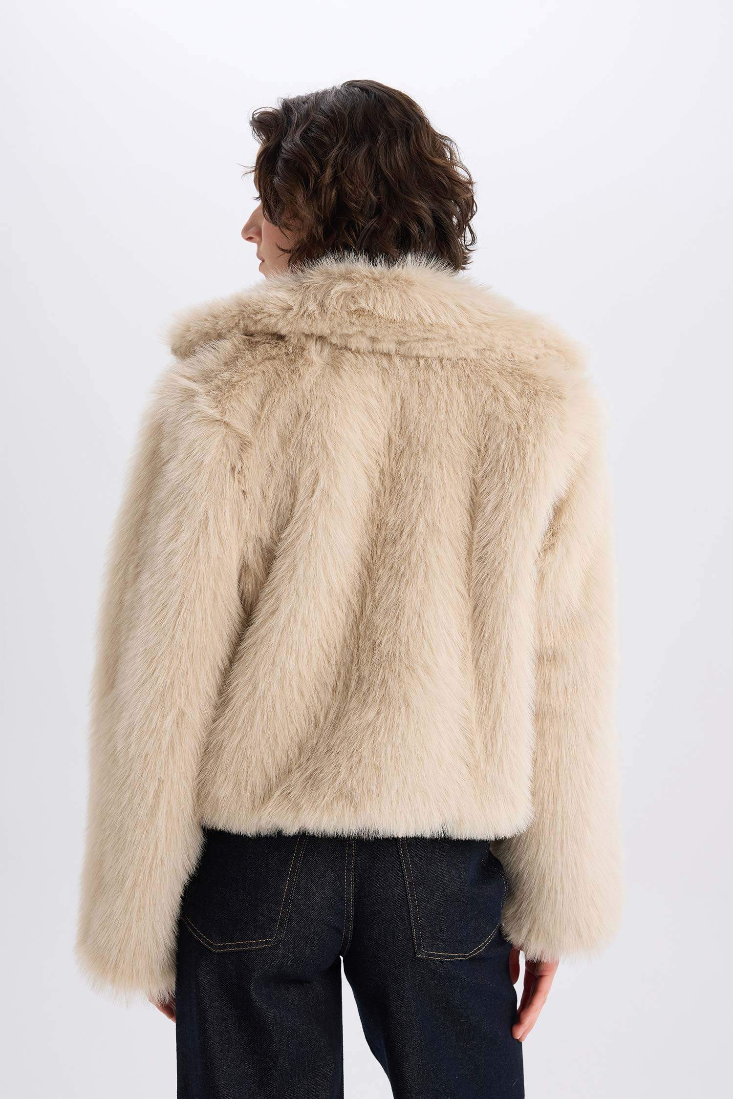 Regular Fit Kruvaze Yaka Çıtçıtlı Kısa Suni Kürk Mont