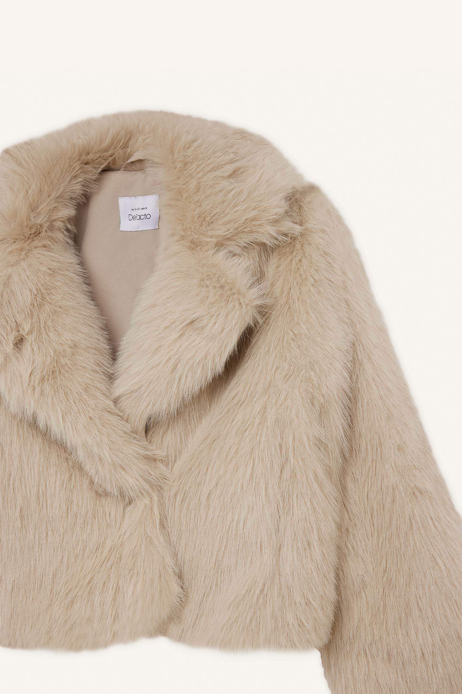 Regular Fit Kruvaze Yaka Çıtçıtlı Kısa Suni Kürk Mont