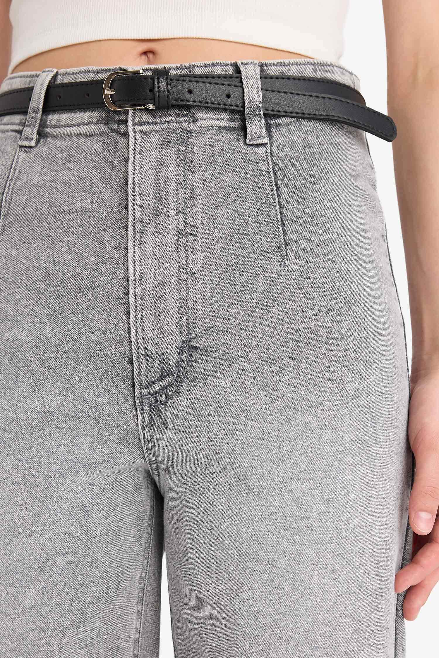 بنطلون جينز كولوت فيت برجل عادية وخصر عالي