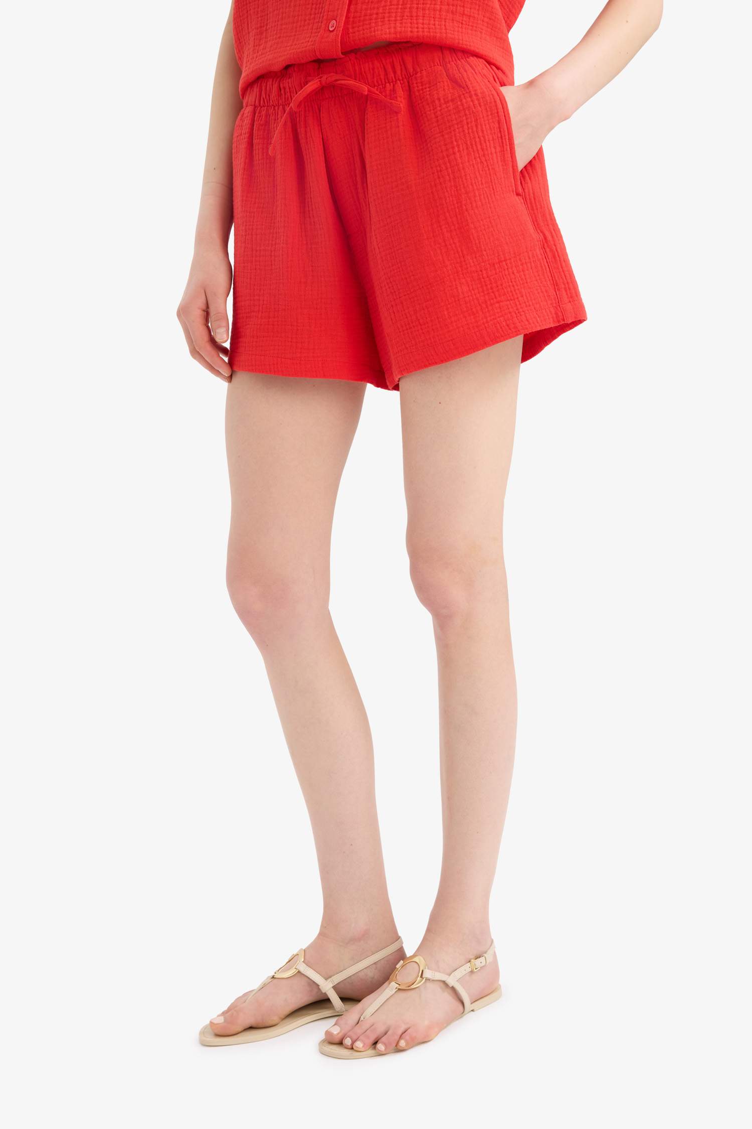 Шорты из крючкового материала с прямыми ногами и эластичной талией