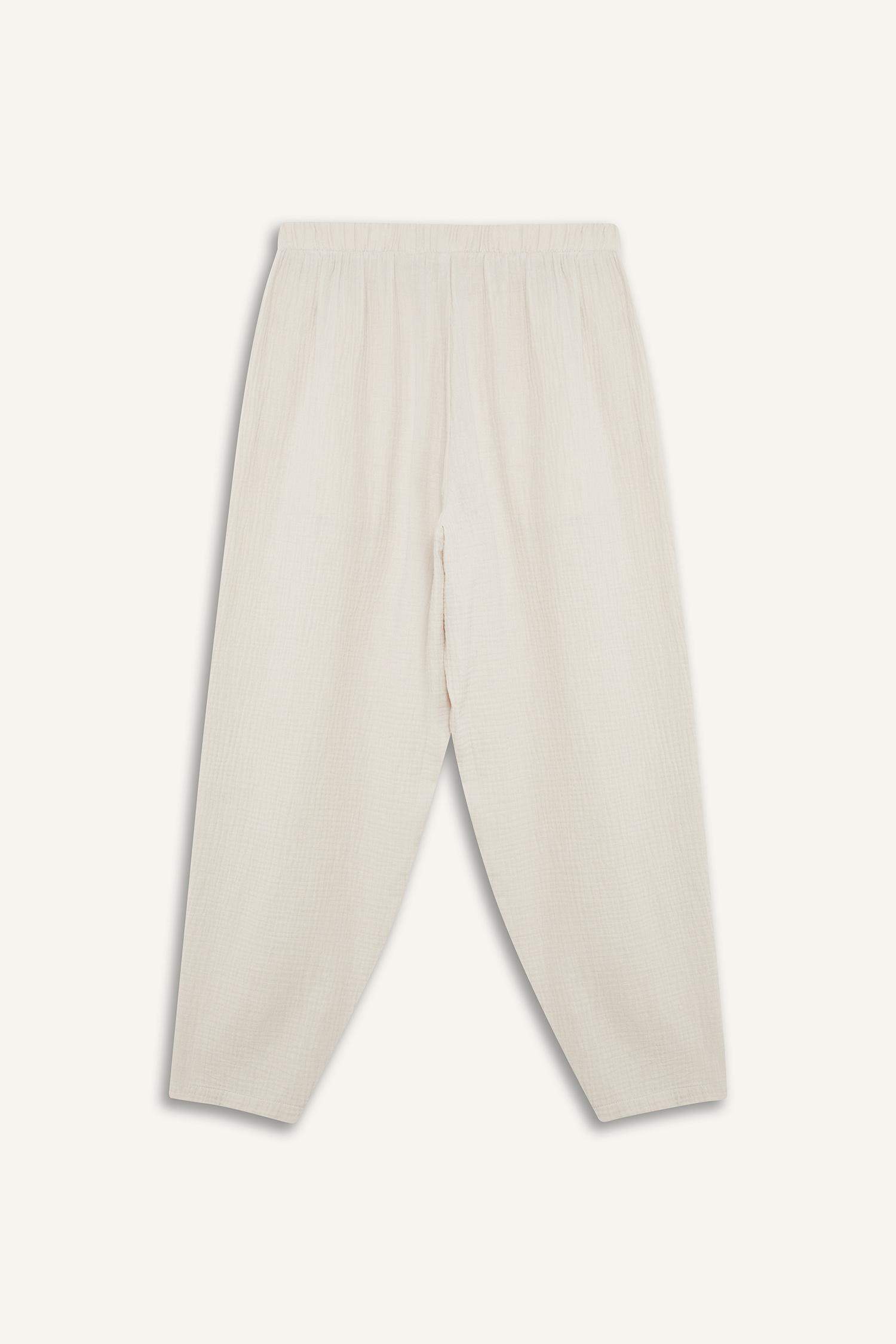 Брюки с зауженной посадкой, резинка на талии, прямой крой, миди кринкл ткань