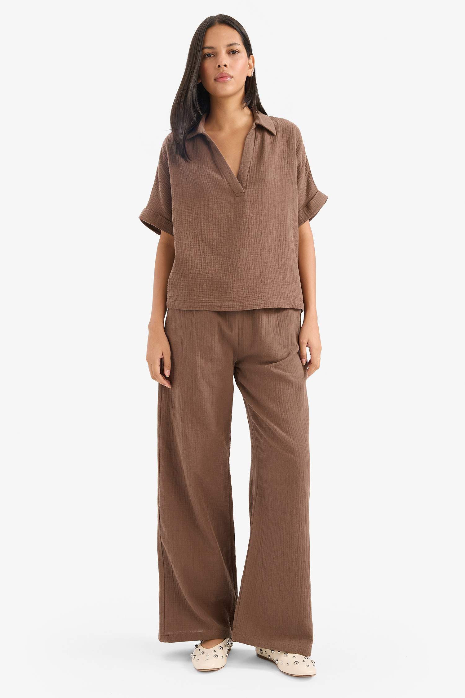 Брюки с широкими ногами, двойными карманами и эластичной талией из крючкового материала