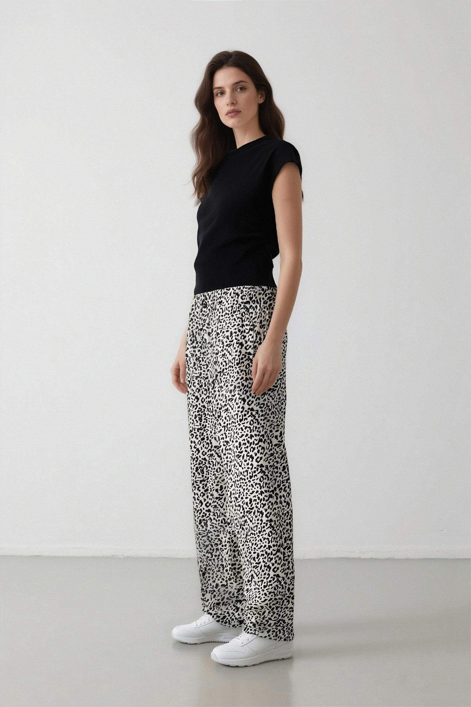 Carrot Fit Wide Leg Printed Trousers