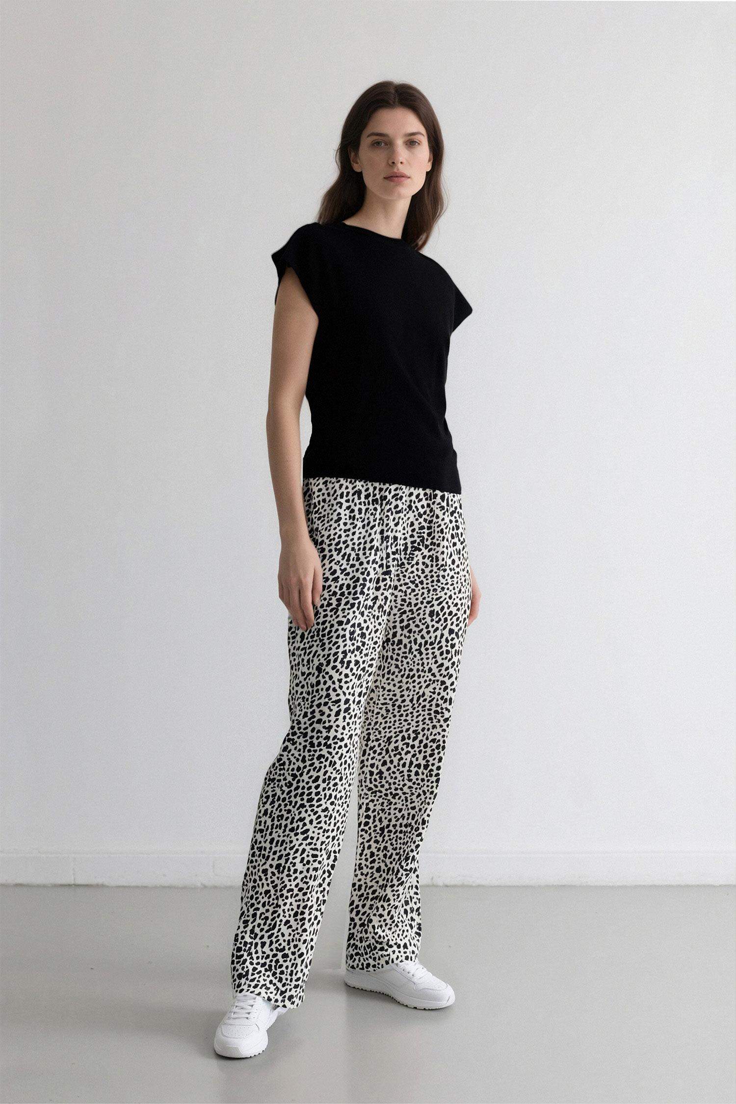 Carrot Fit Wide Leg Printed Trousers