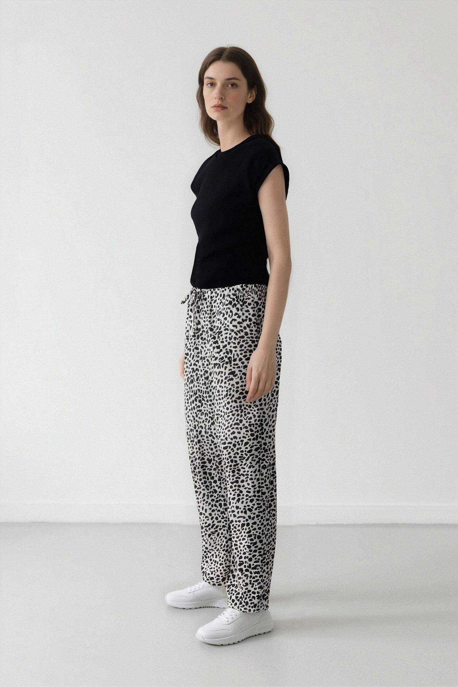 Carrot Fit Wide Leg Printed Trousers