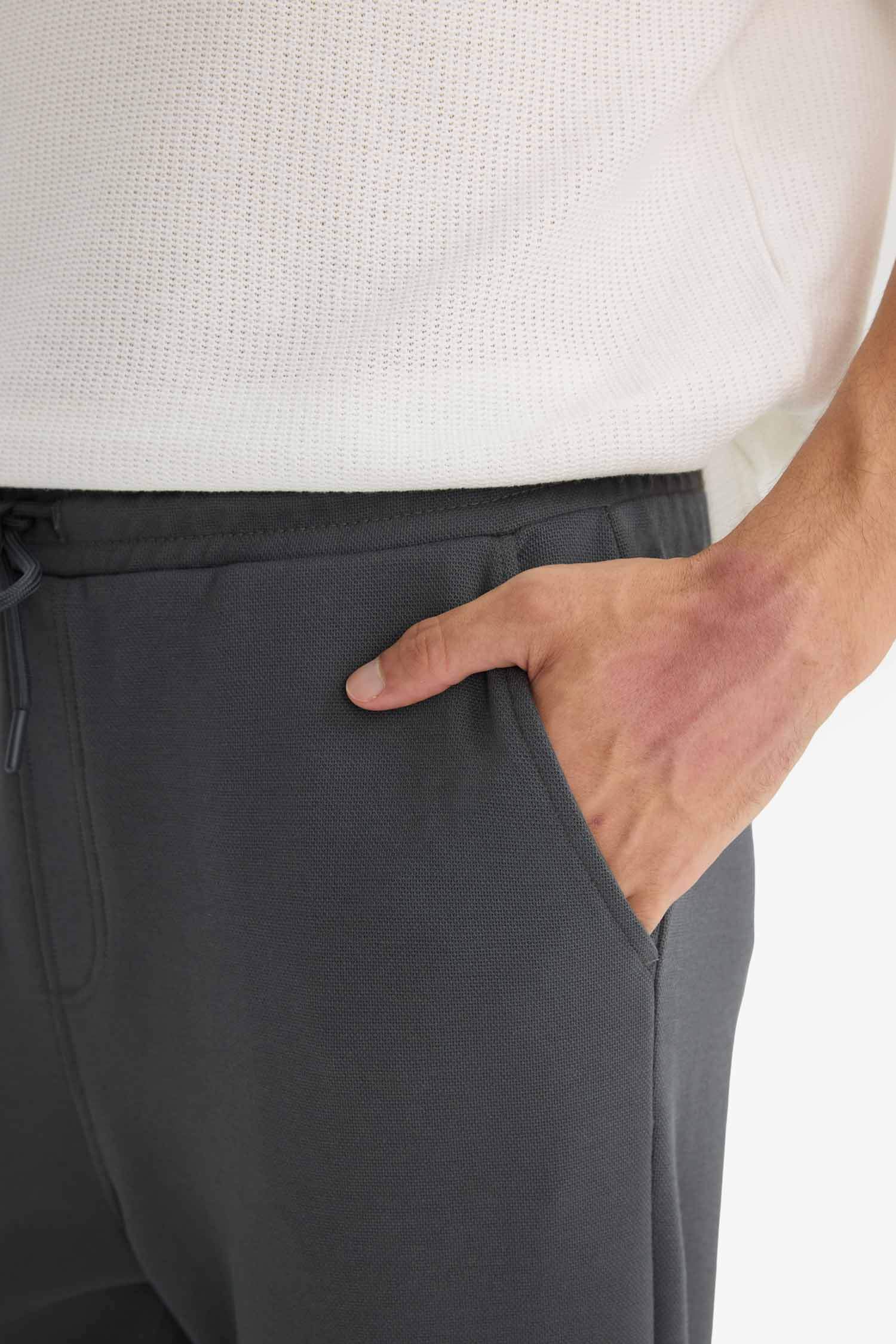 	Regular Fit Beli Bağcıklı Düz Paça Cepli Eşofman Altı