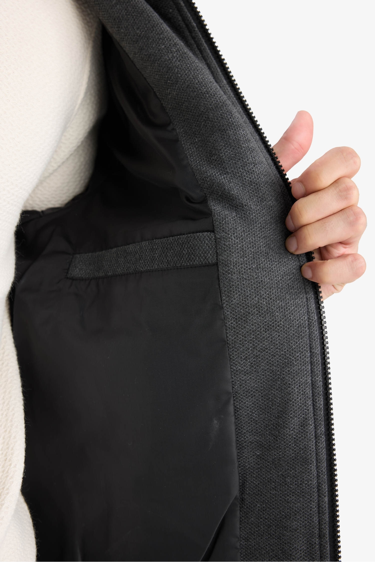 Slim Fit Dar Kesim Dik Yaka Astarlı Fermuarlı Cepli Kışlık Şişme Penye Mont