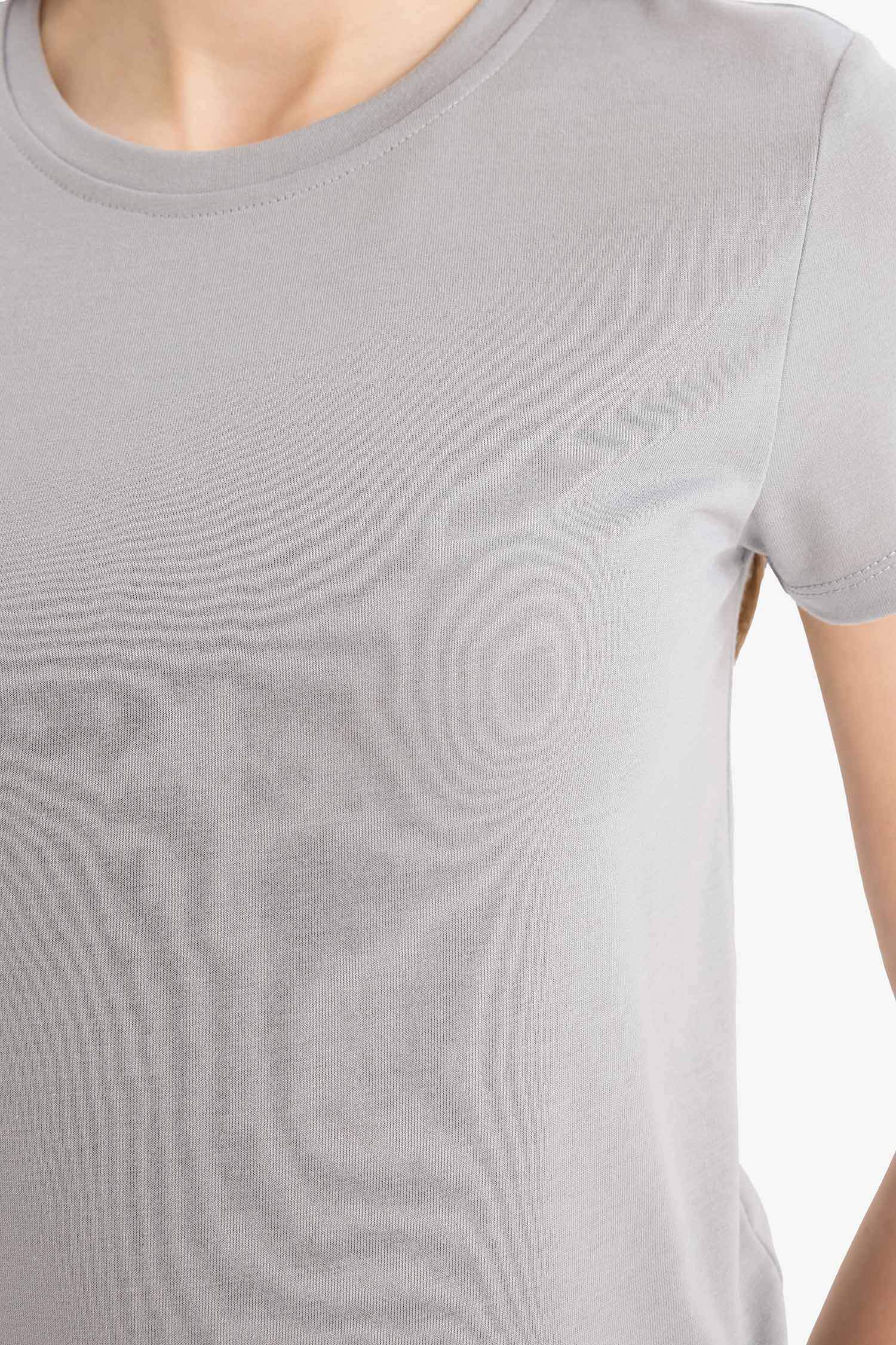 تيشيرت نص ردن مضلع مخصر بياخة مستديرة