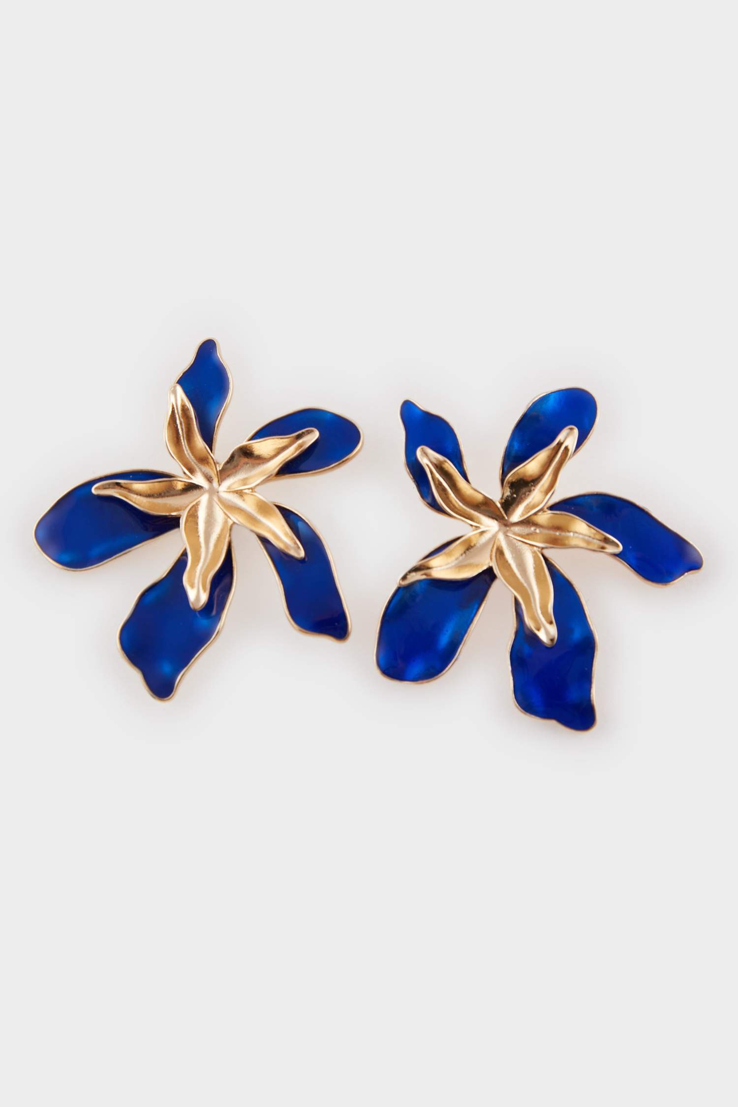 تراجي نسائي ذهبي على شكل زهرة