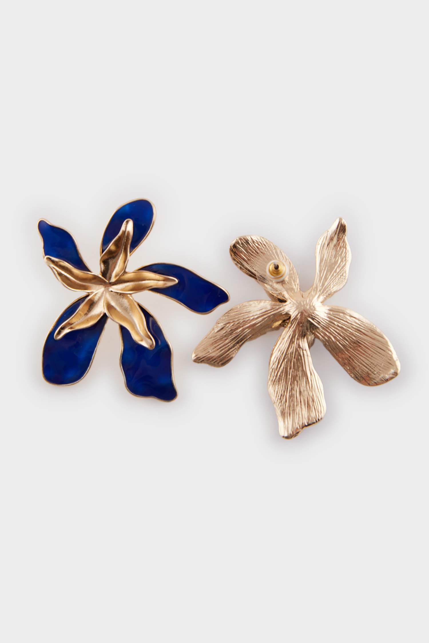 تراجي نسائي ذهبي على شكل زهرة