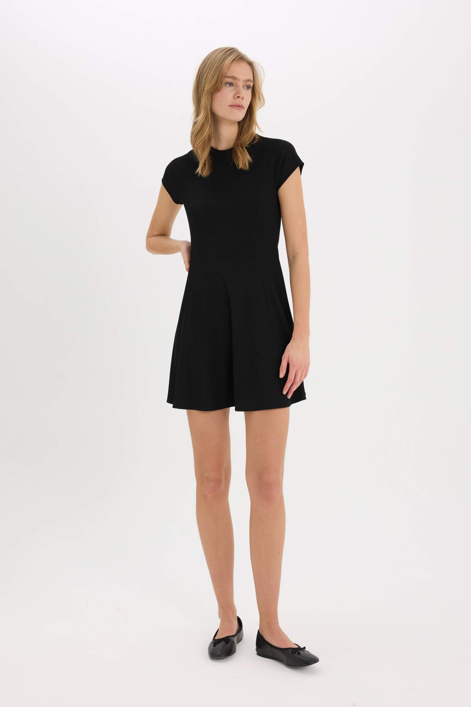 فستان قصير سادة مضلع بياخة مستديرة