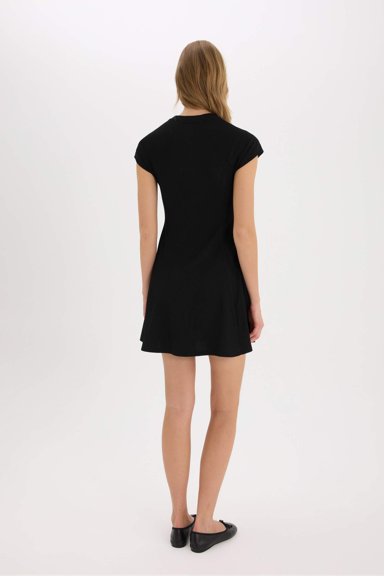 فستان قصير سادة مضلع بياخة مستديرة