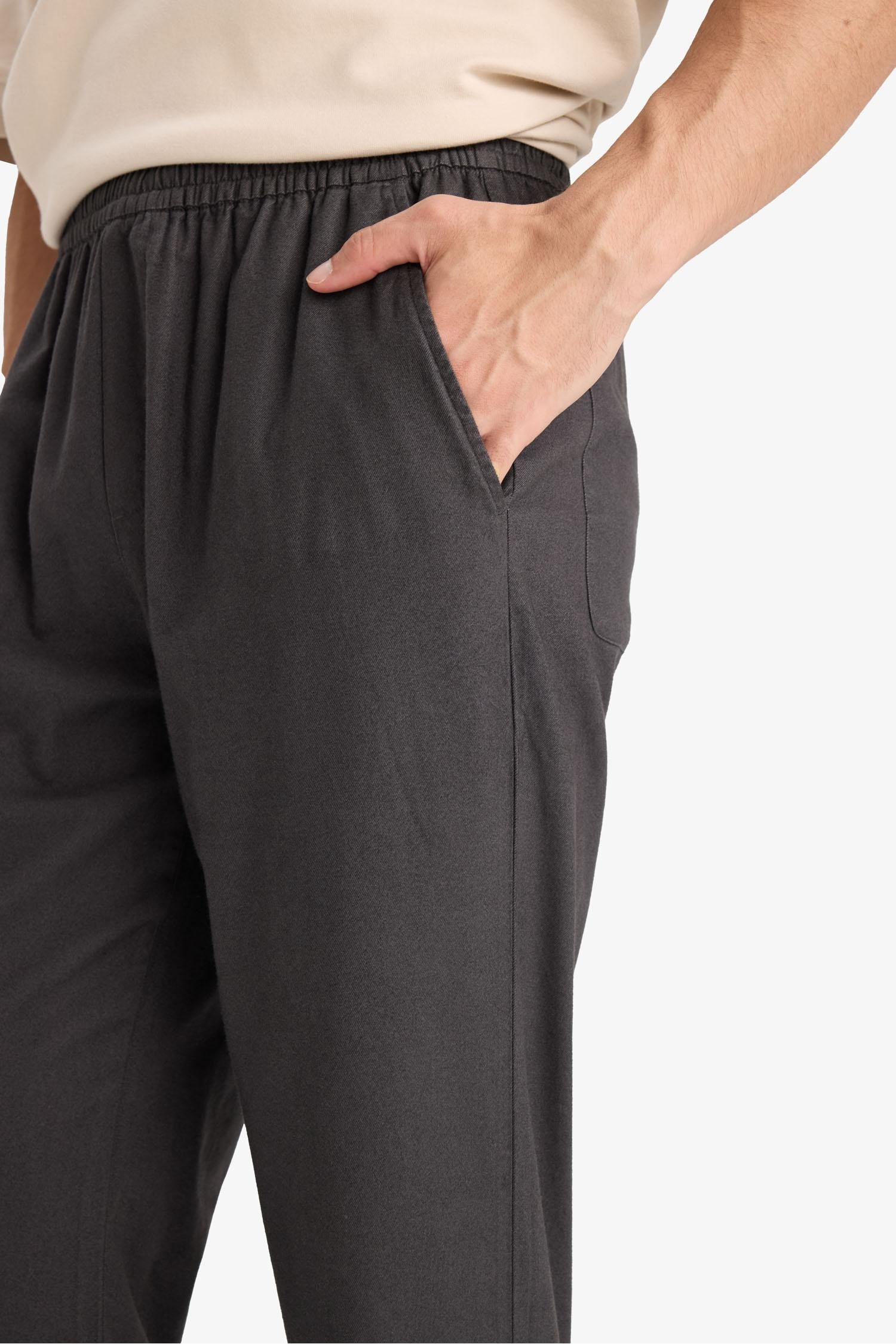 سروال فلانيل قصة مريحة برجل عادي