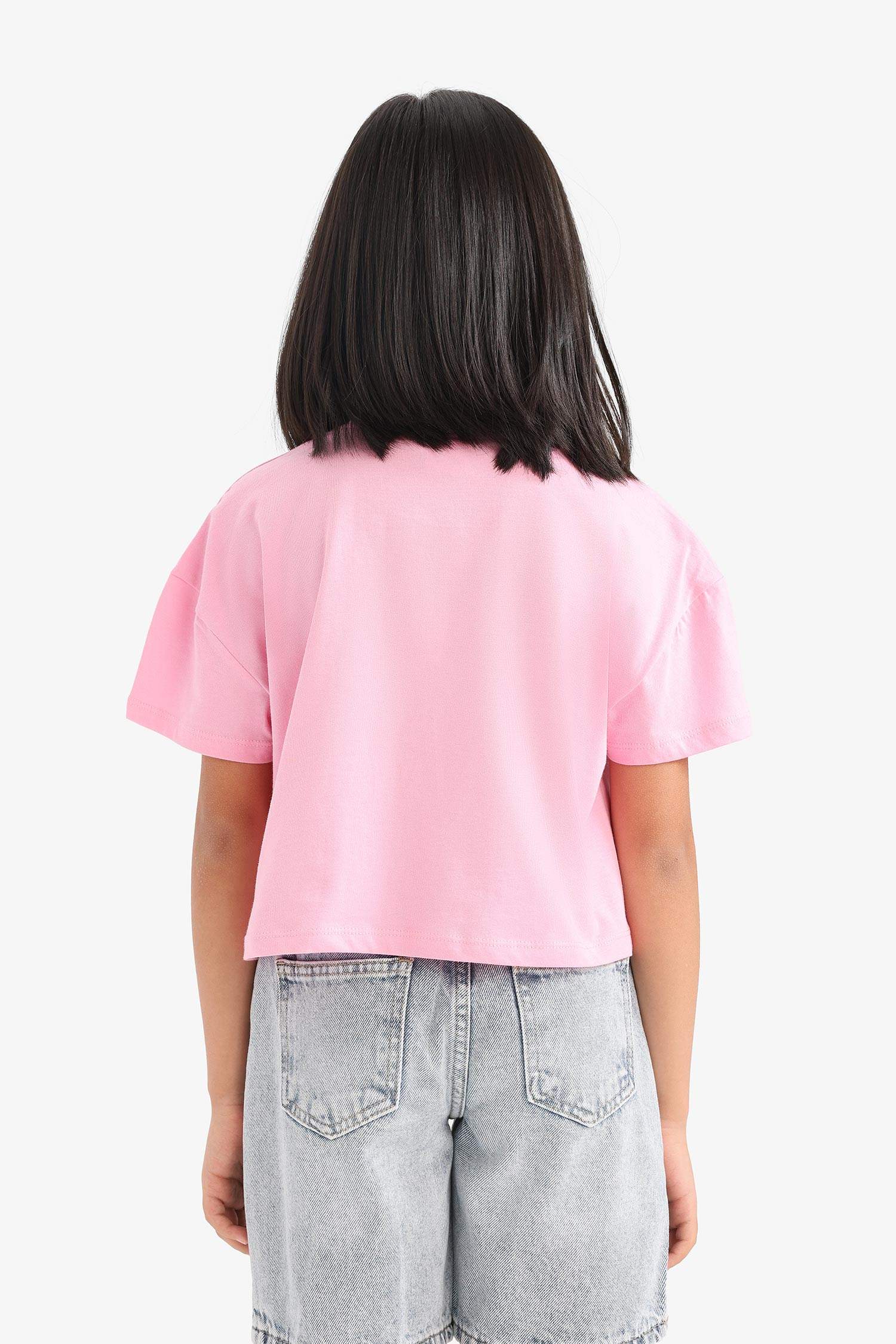 تيشيرت بنات نص كم برقبة مستديرة بطبعة سنوبي