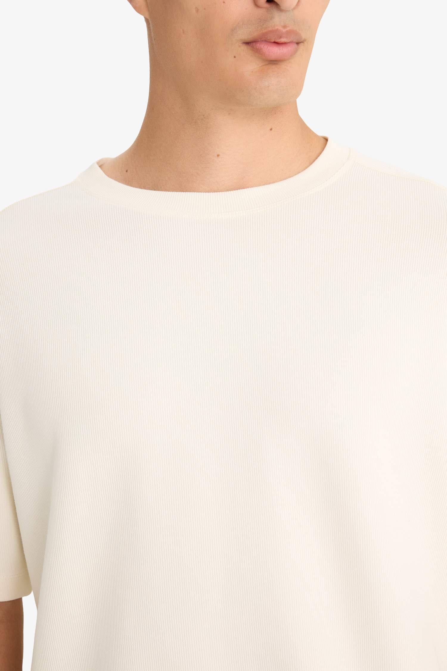 تيشيرت نص كم قصة عادية بياقة مستديرة