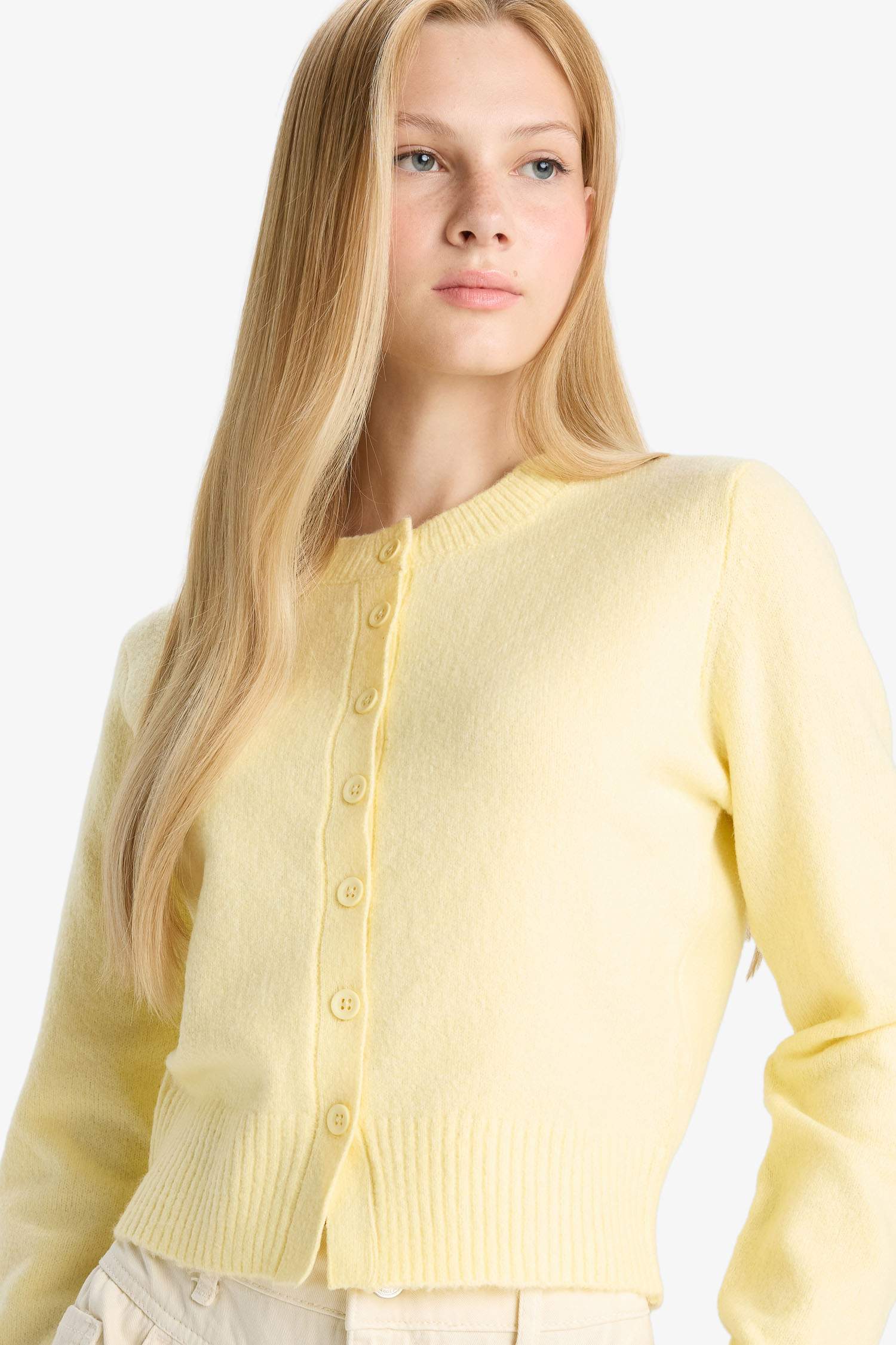 جاكيت تريكو سليم فيت بياخة مستديرة بأزرار