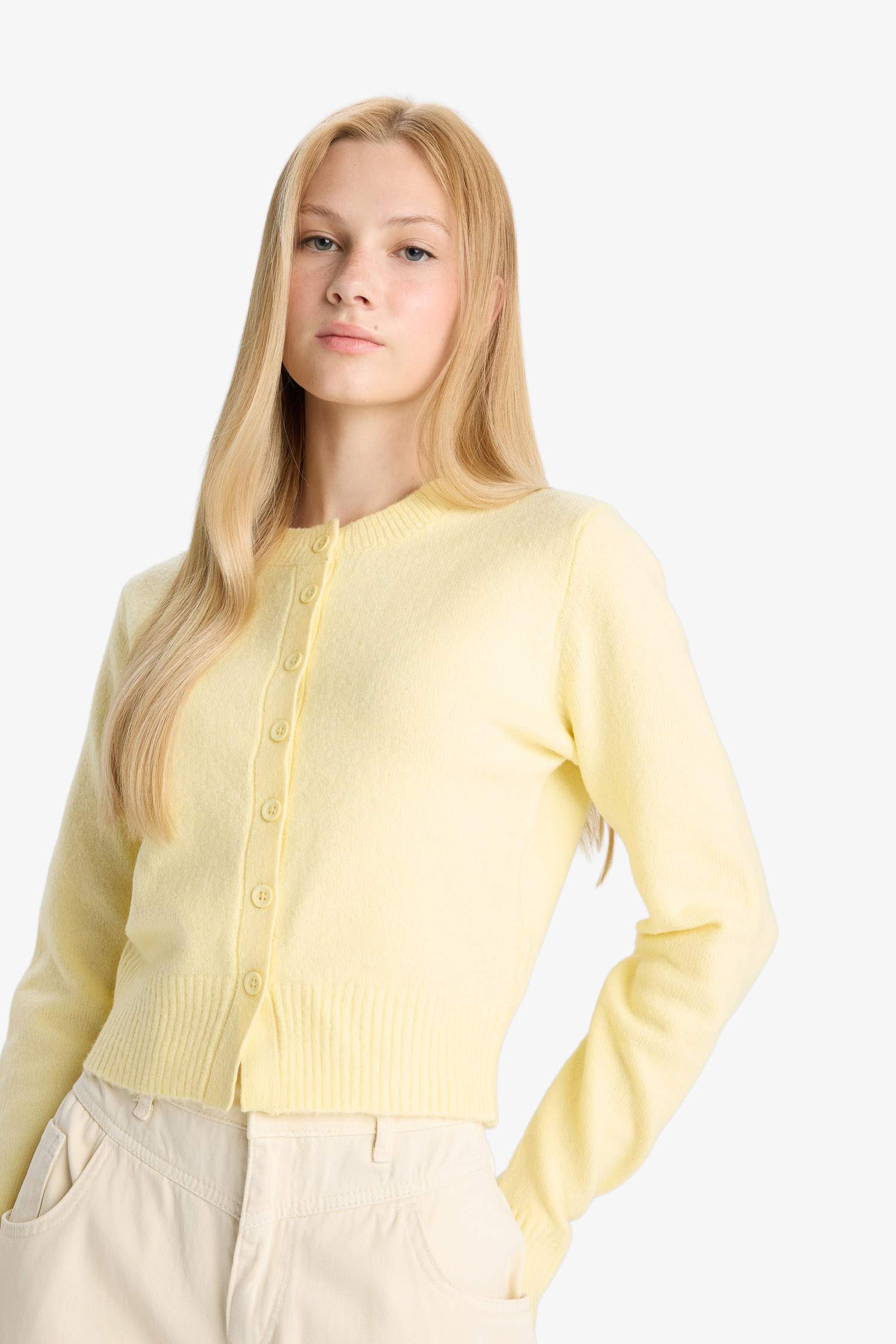 جاكيت تريكو سليم فيت بياخة مستديرة بأزرار