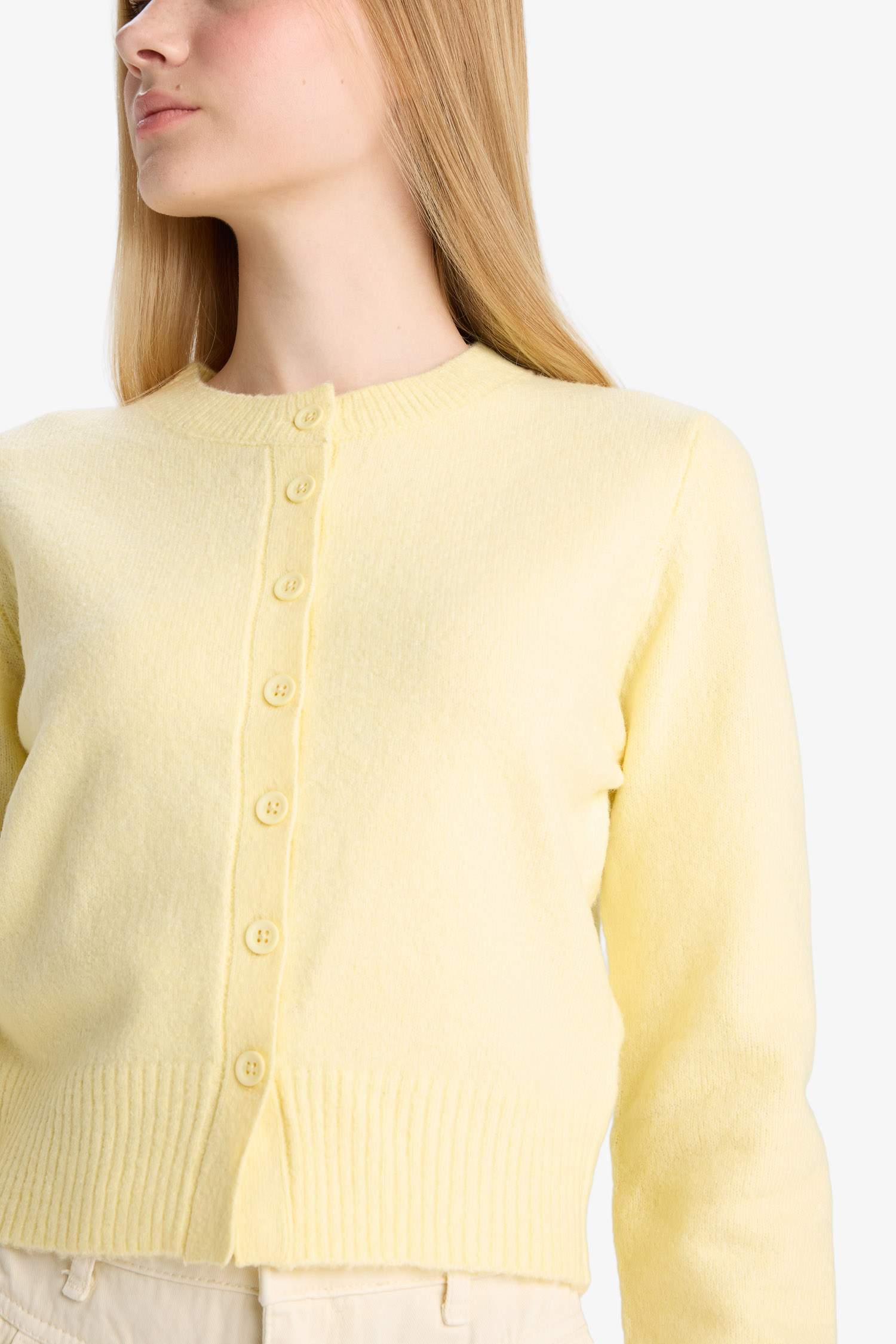 جاكيت تريكو سليم فيت بياخة مستديرة بأزرار