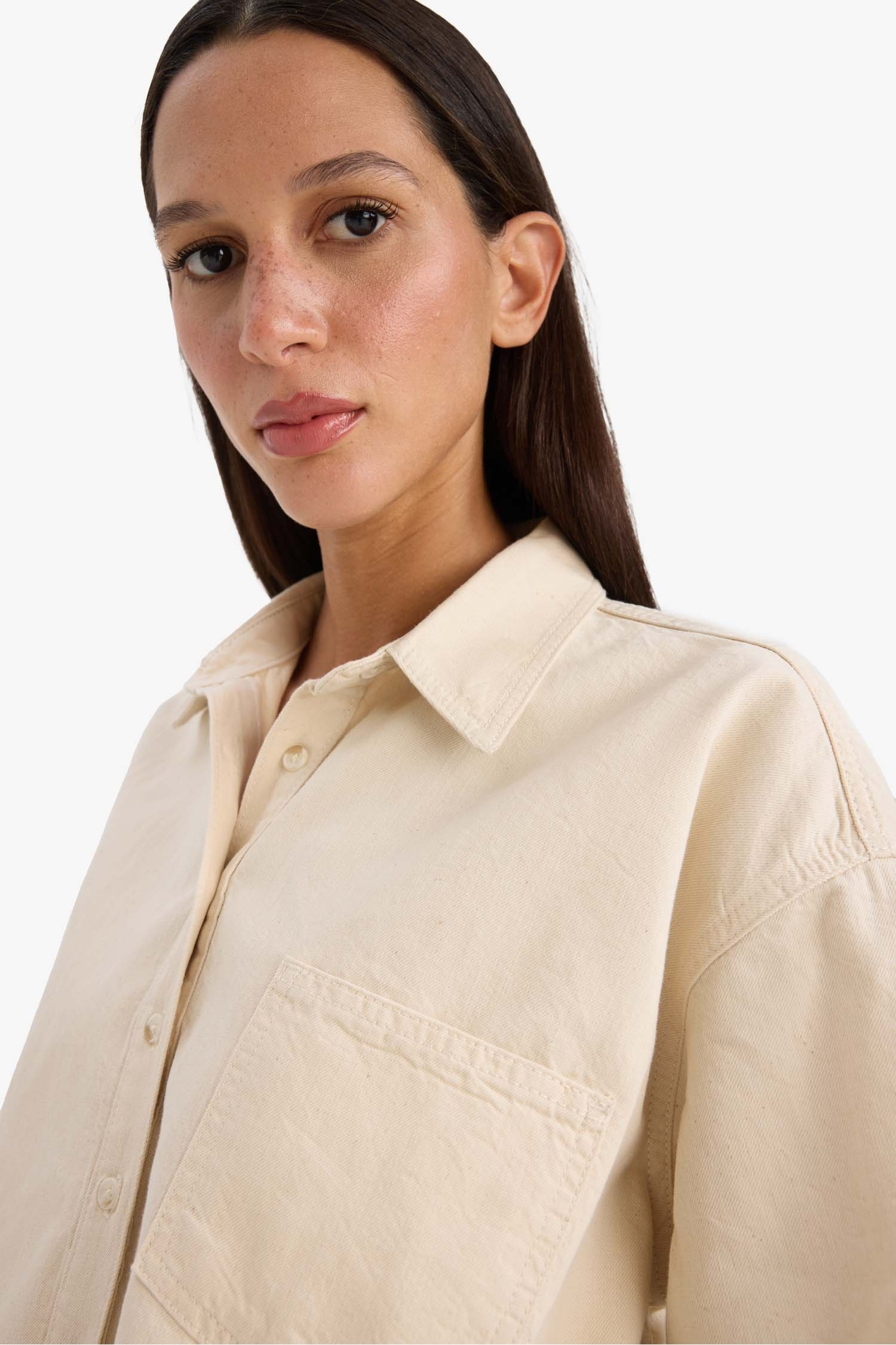 Джинсовая рубашка укороченного кроя с карманами