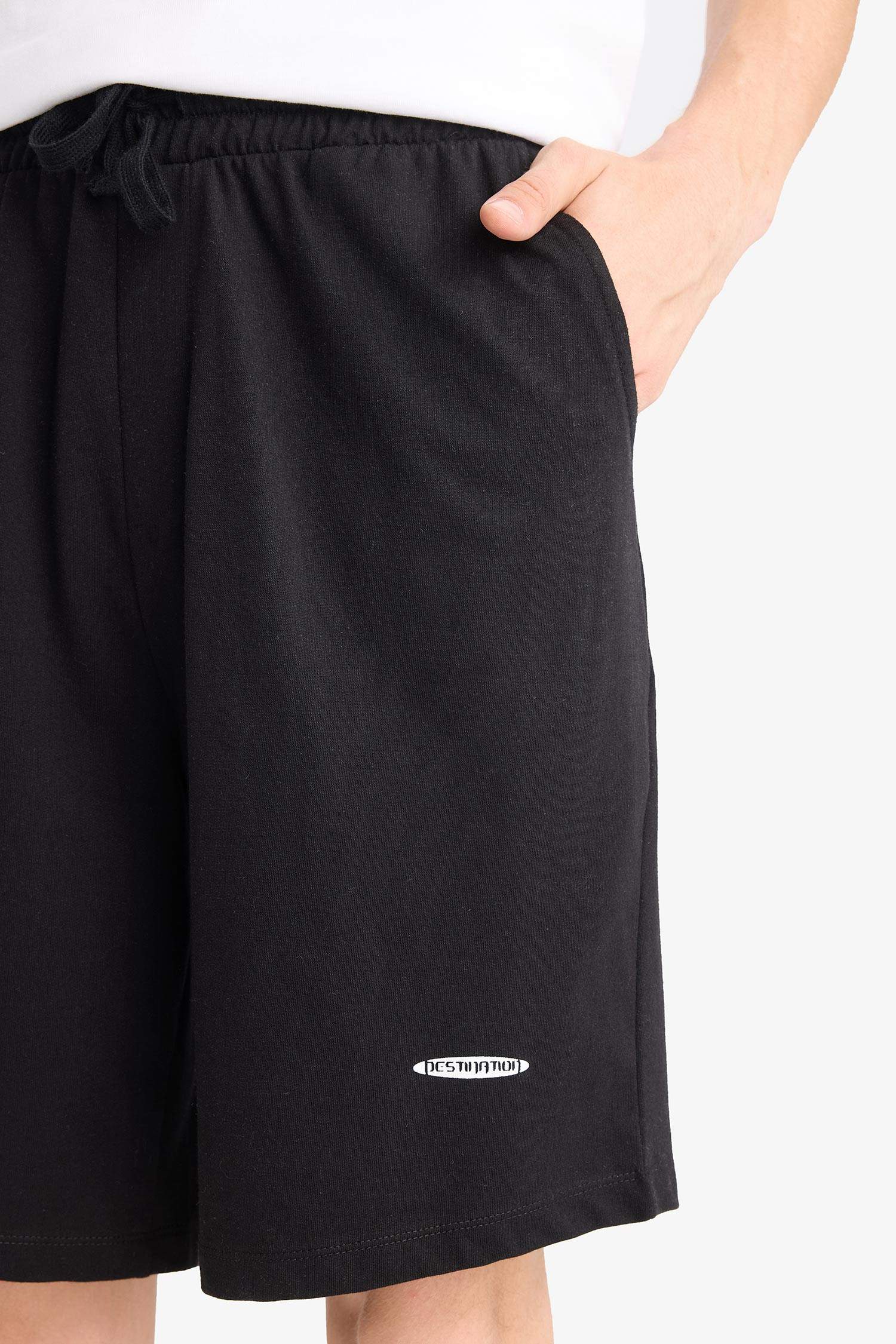 شورت سليم فيت من قماش سويت مطبوع