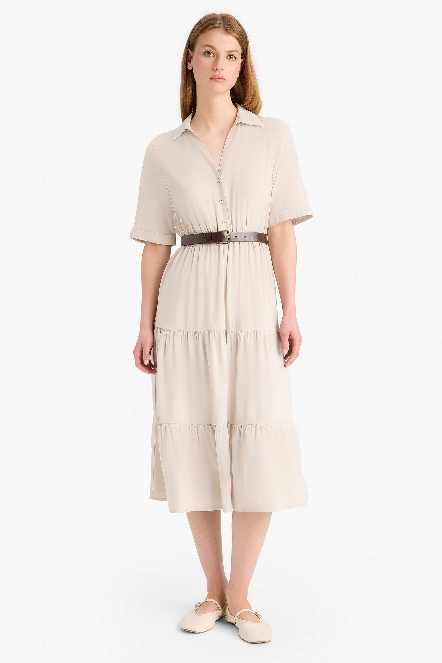 Платье с отложным воротником и коротким рукавом миди