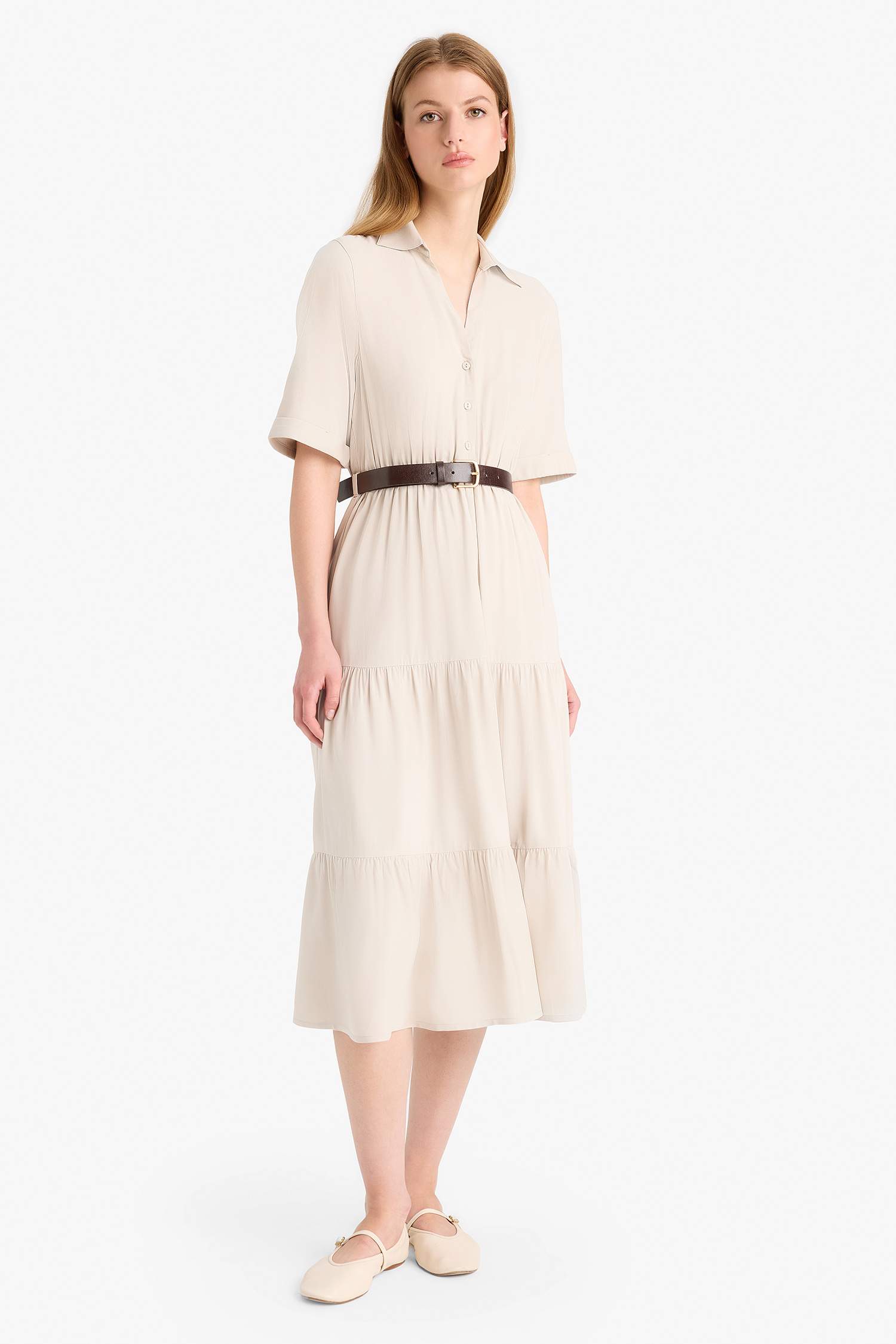 Платье с отложным воротником и коротким рукавом миди