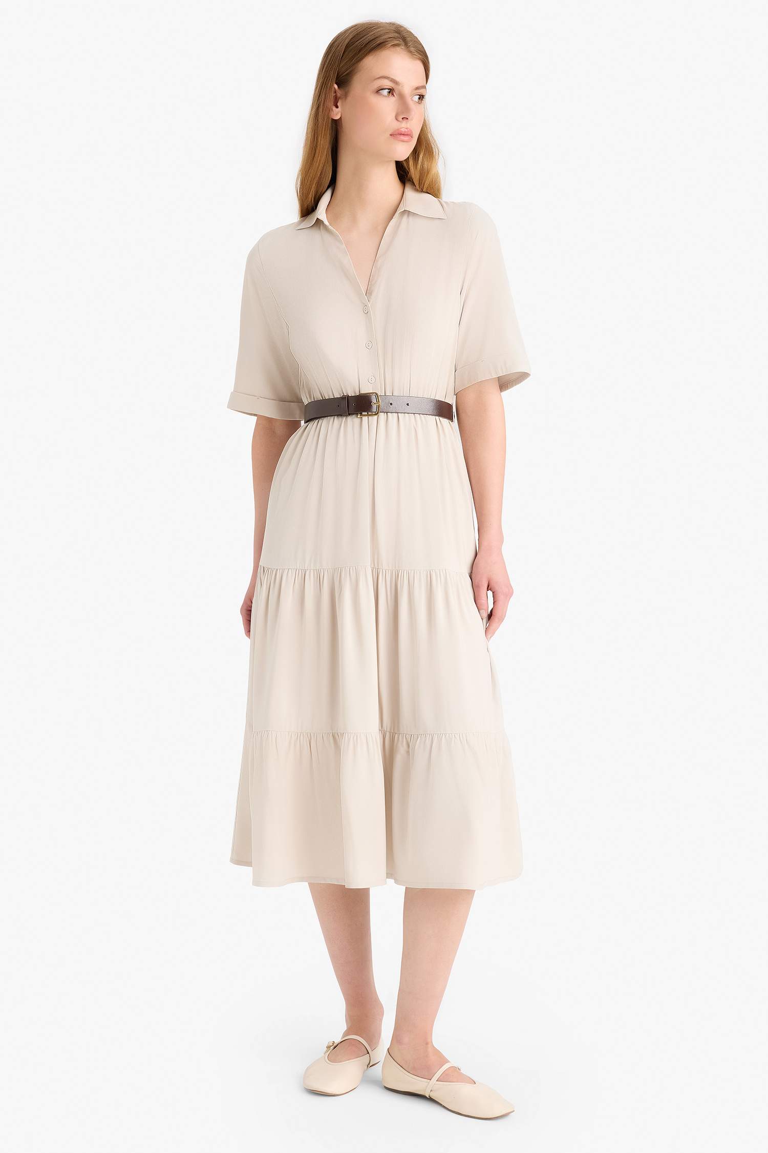 Платье с отложным воротником и коротким рукавом миди