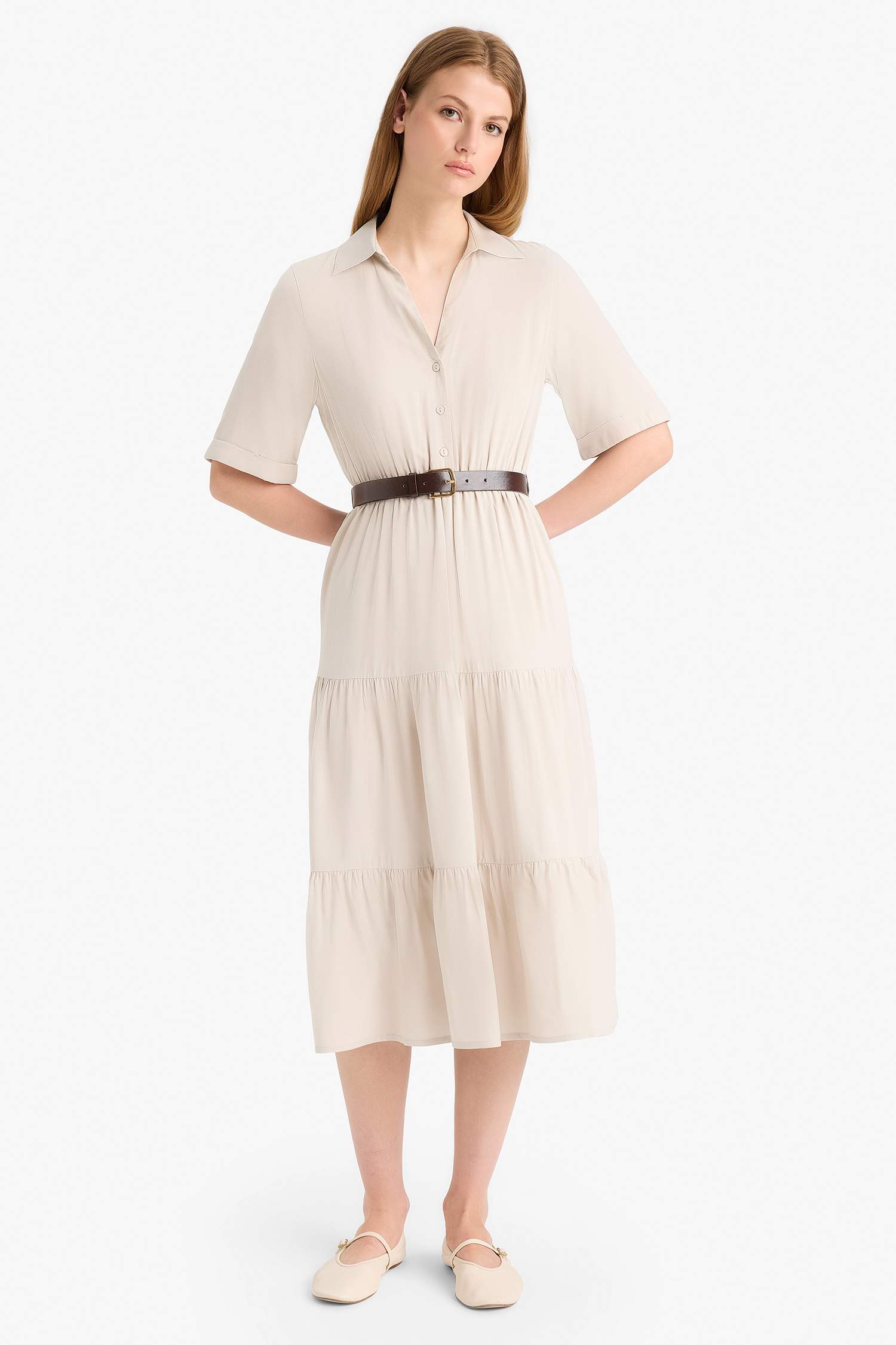 Платье с отложным воротником и коротким рукавом миди