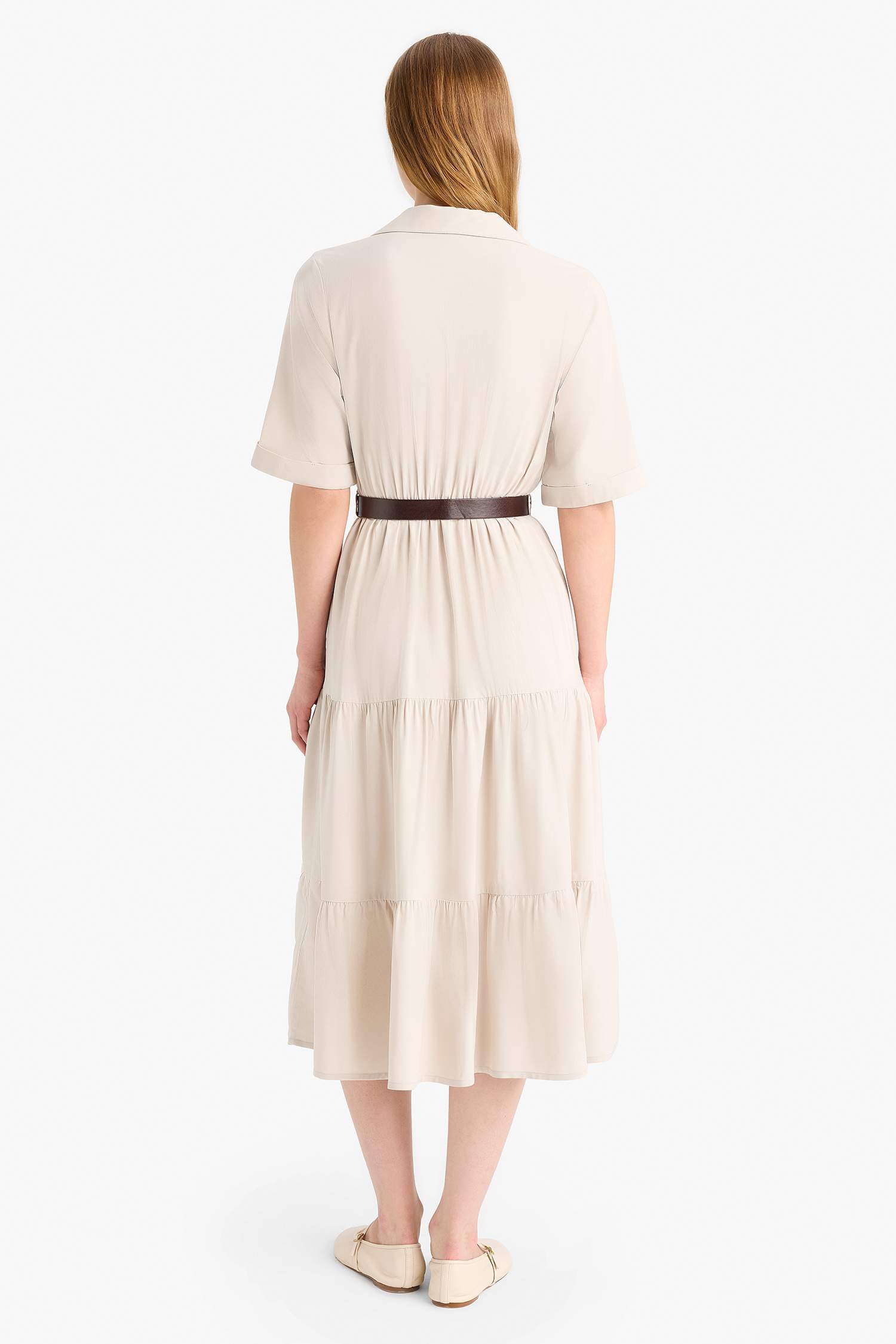 Платье с отложным воротником и коротким рукавом миди