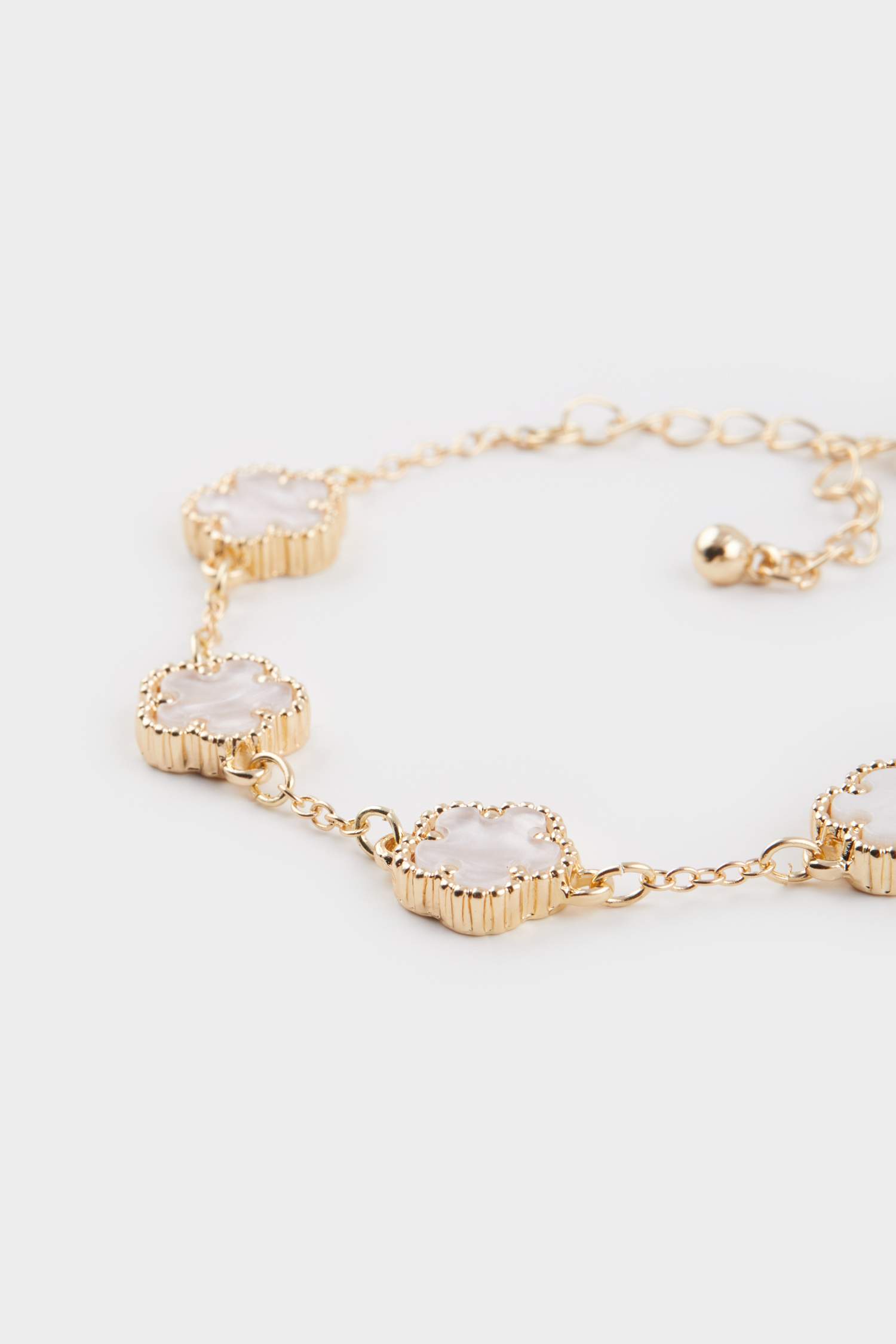 Kadın Beyaz Çiçekli Gold Bileklik