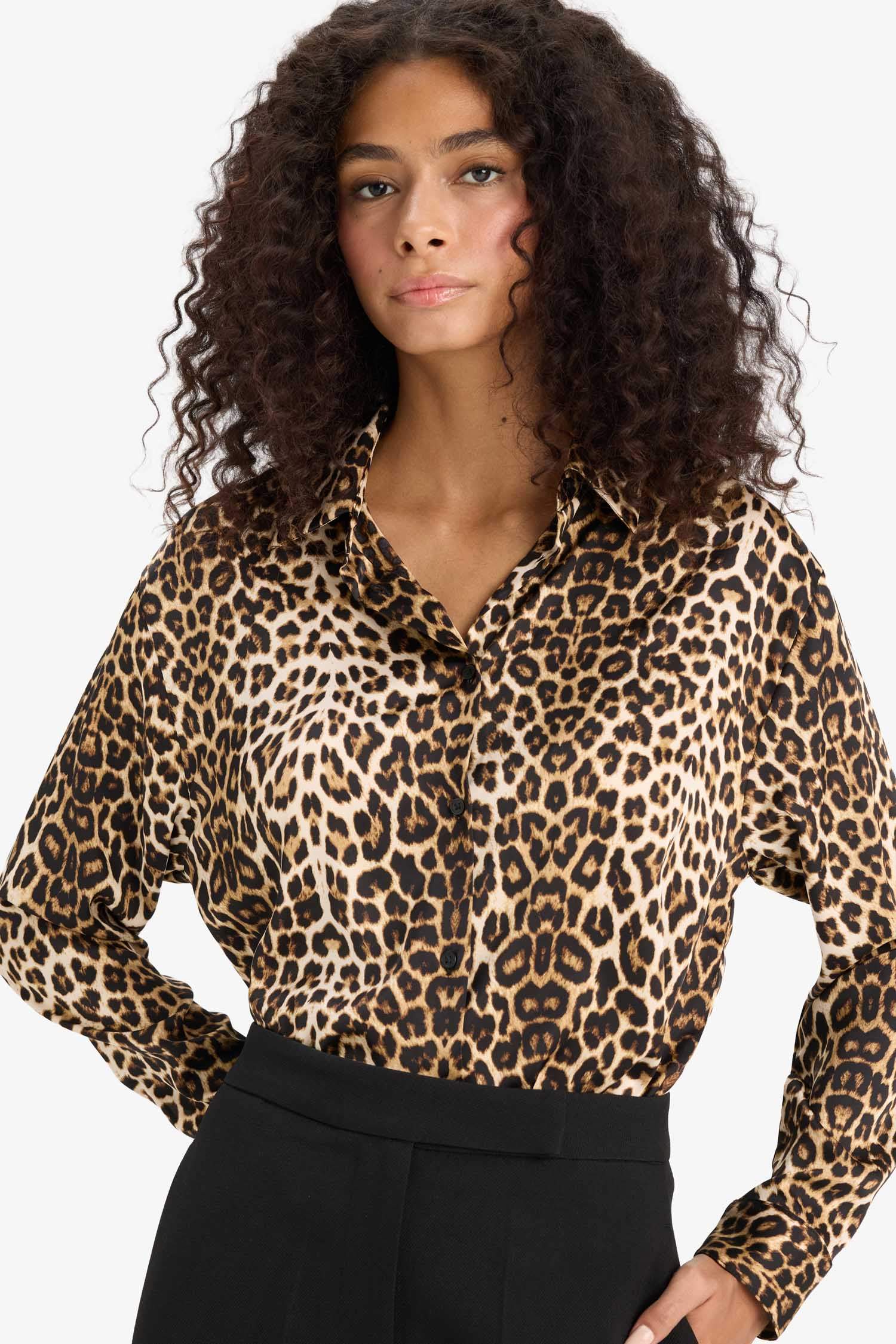 Рубашка oversize с широким кроем, воротником-стойкой и длинными рукавами, из сатина