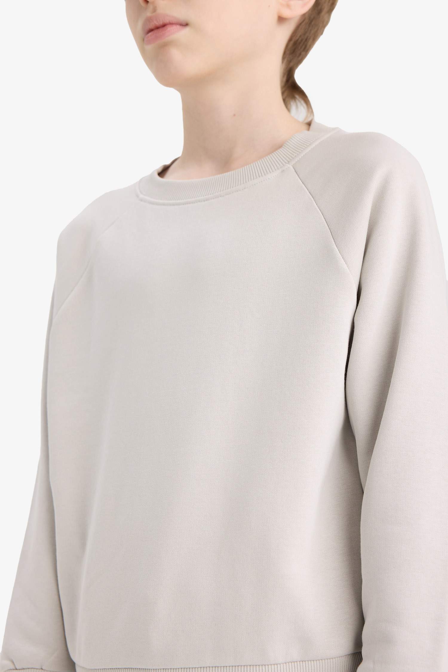 سويت شيرت اولادي رمادي فاتح بيزك سادة قصة عادية