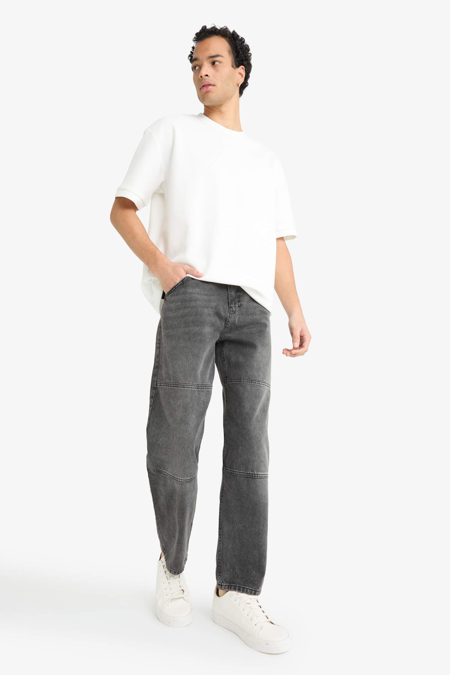 Relax Fit Yırtık Detaylı Jean Pantolon