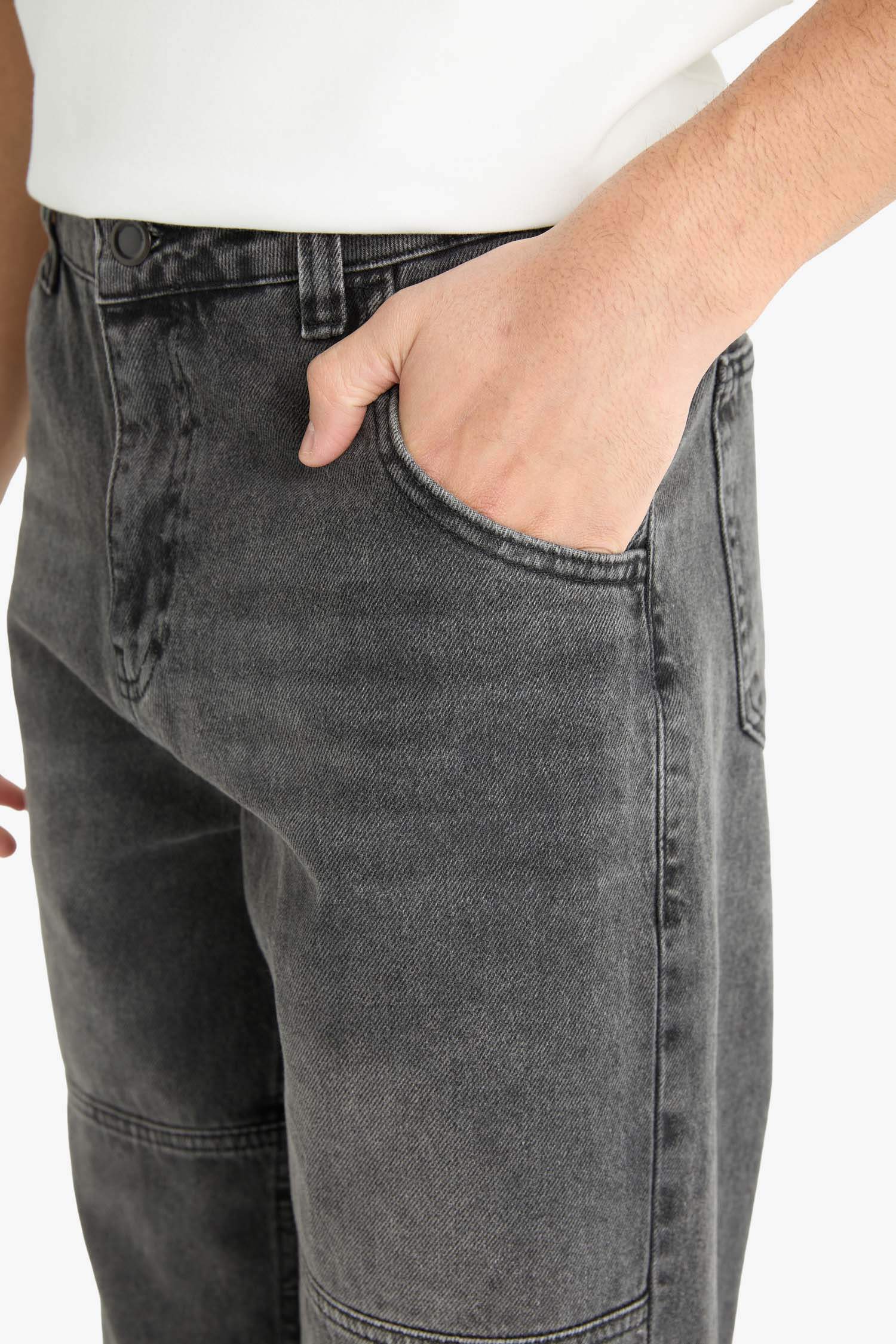 Relax Fit Yırtık Detaylı Jean Pantolon