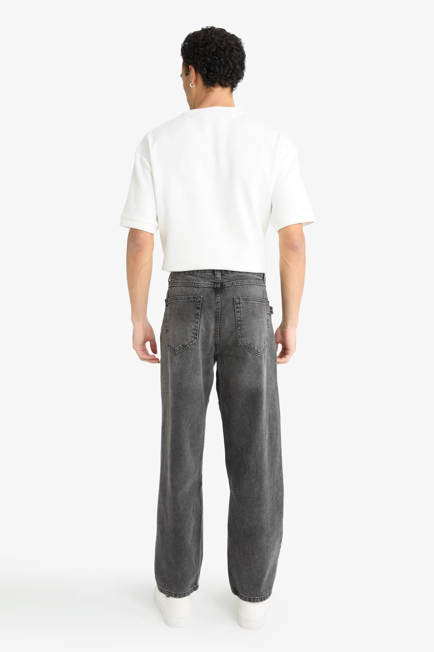 Relax Fit Yırtık Detaylı Jean Pantolon