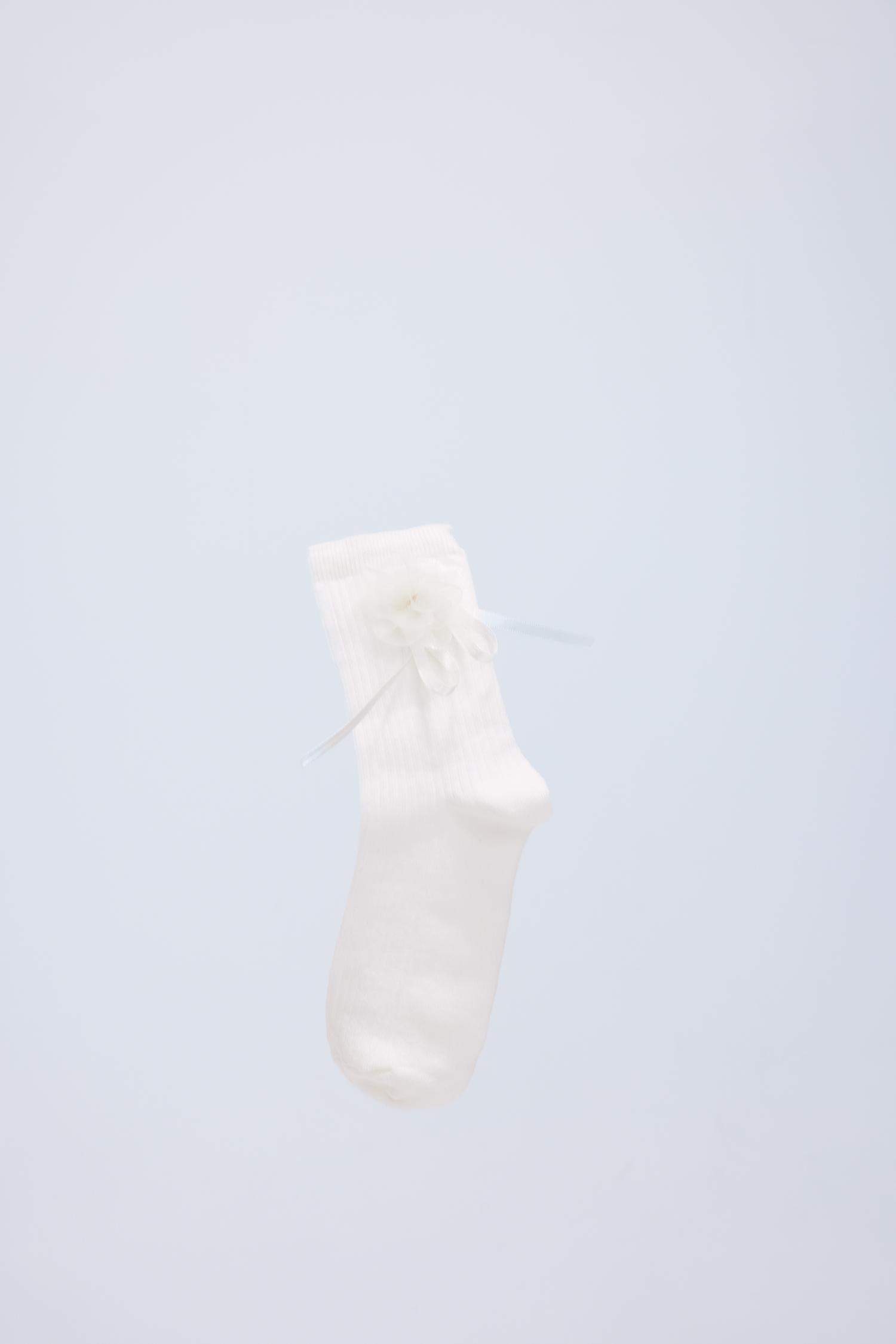 Kadın Dikişsiz Çiçek ve Kurdele Aksesuarlı Penye Pamuklu Premium Soket Çorap