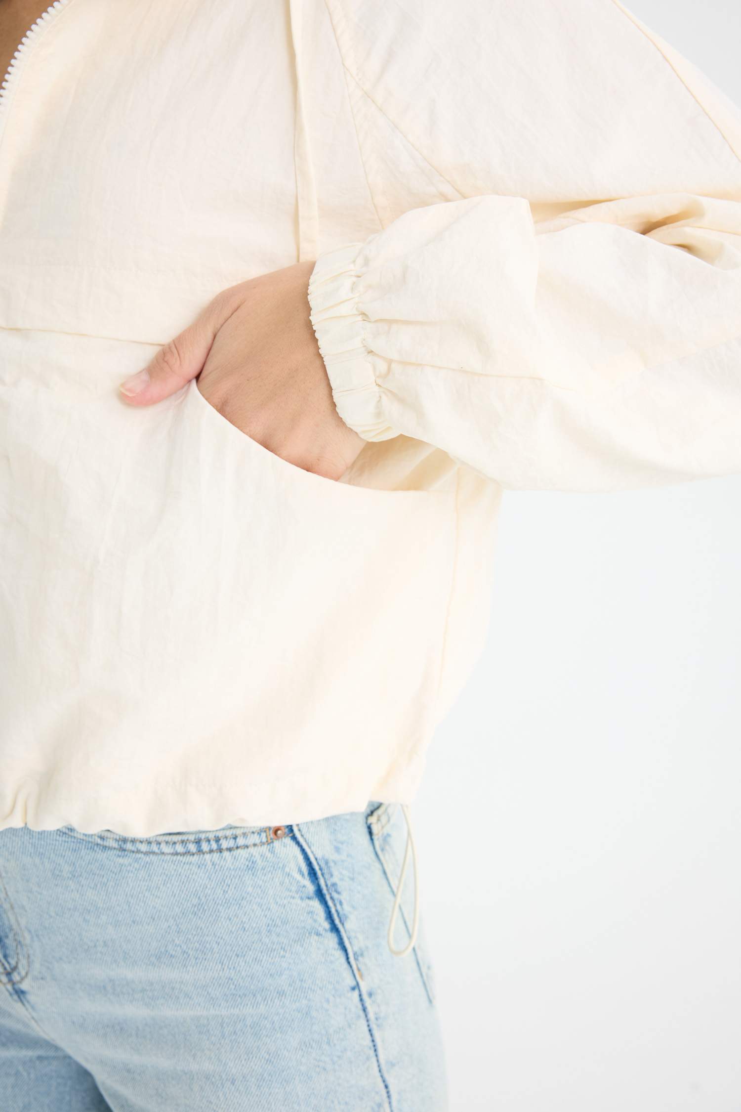 Regular Fit Kapüşonlu Fermuarlı Crop Yağmurluk 