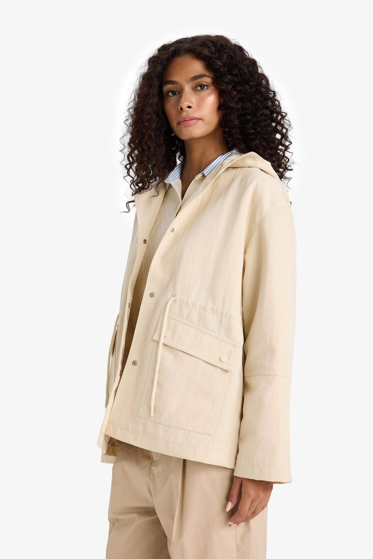 Imperméable à capuche avec poches et boutons Coupe régulière